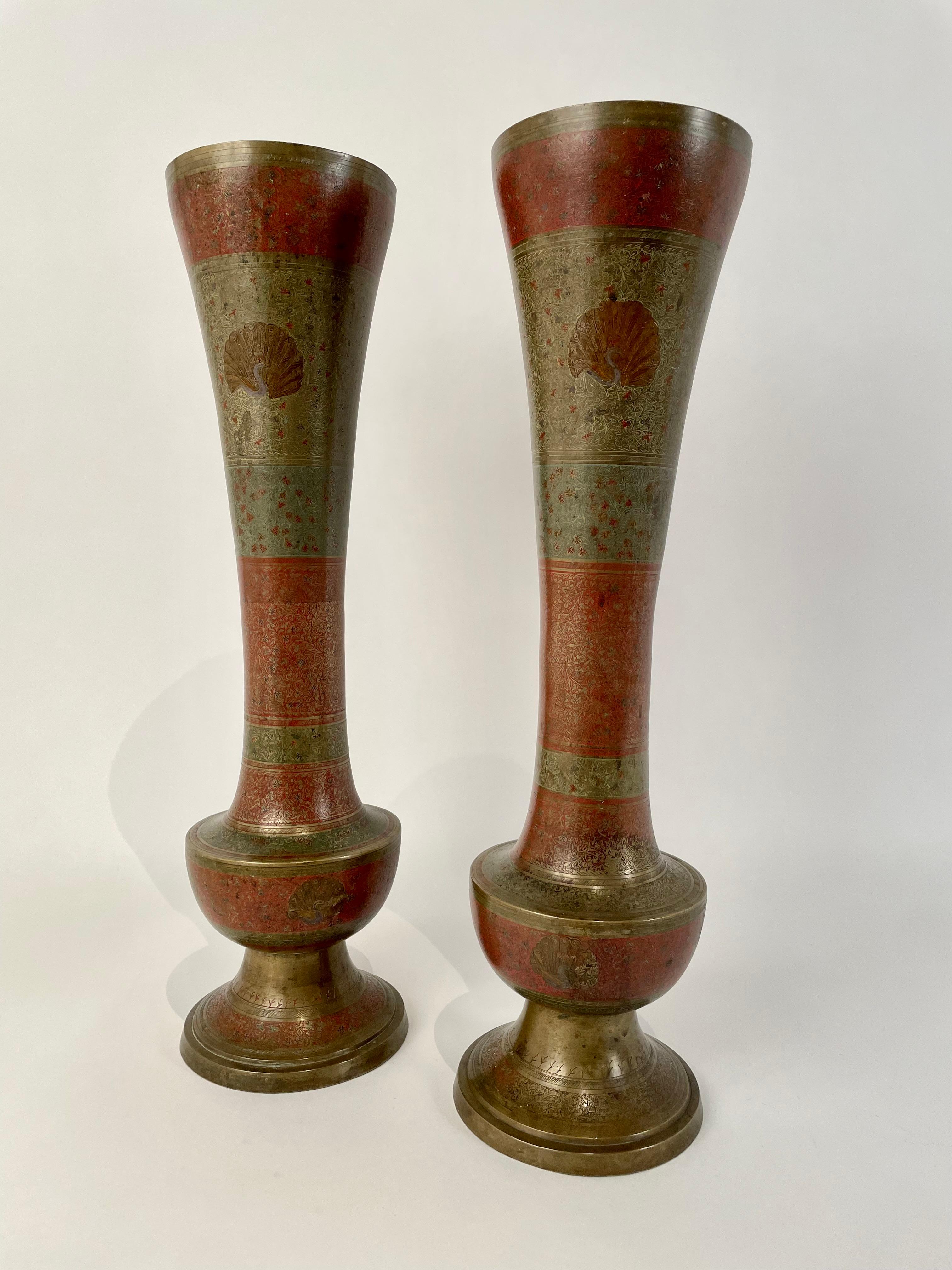 Paire de vases anglo-indiens en laiton coloré gravé représentant des paons, de grande taille en vente 6