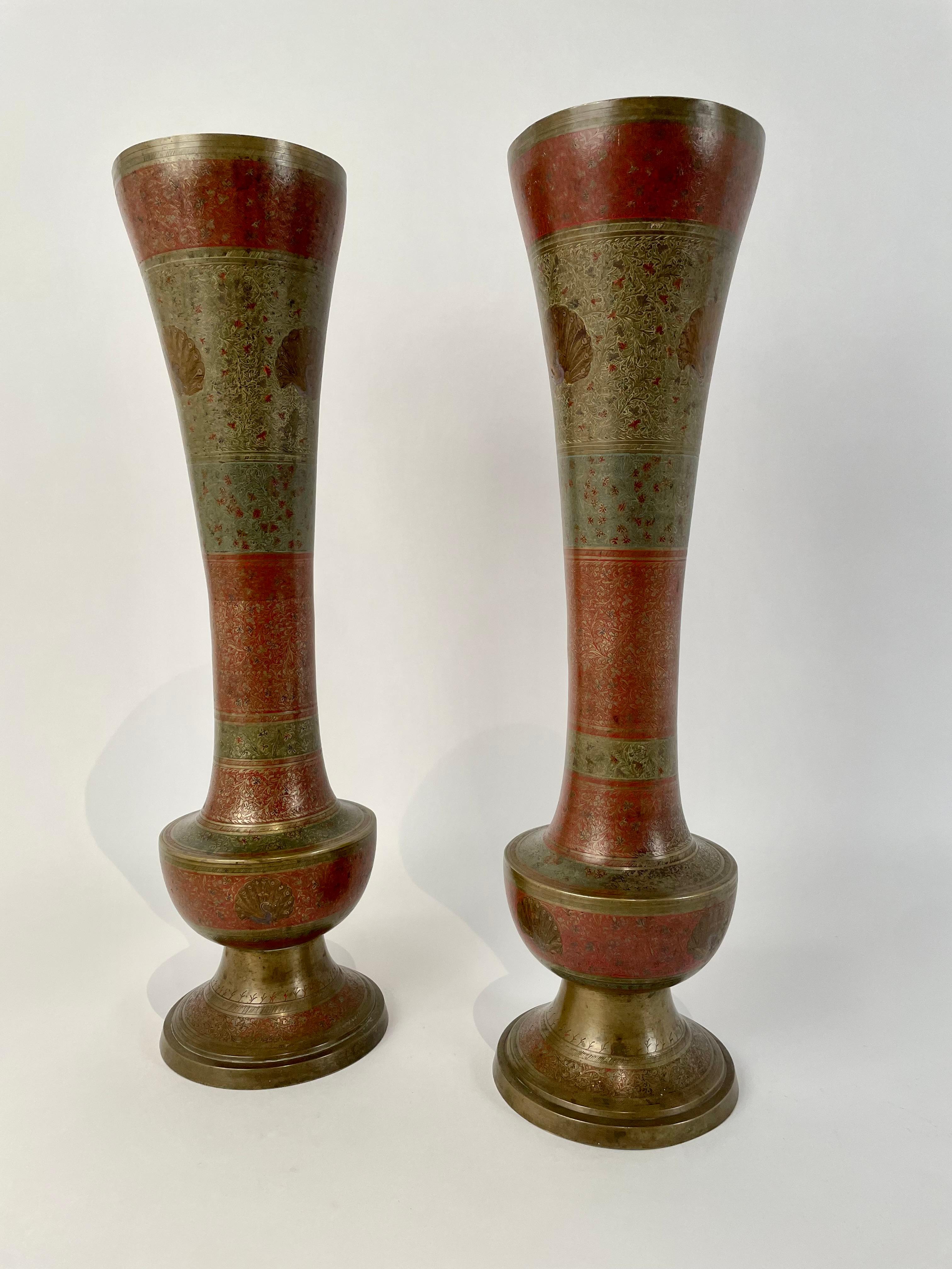 Paire de vases anglo-indiens en laiton coloré gravé représentant des paons, de grande taille en vente 7