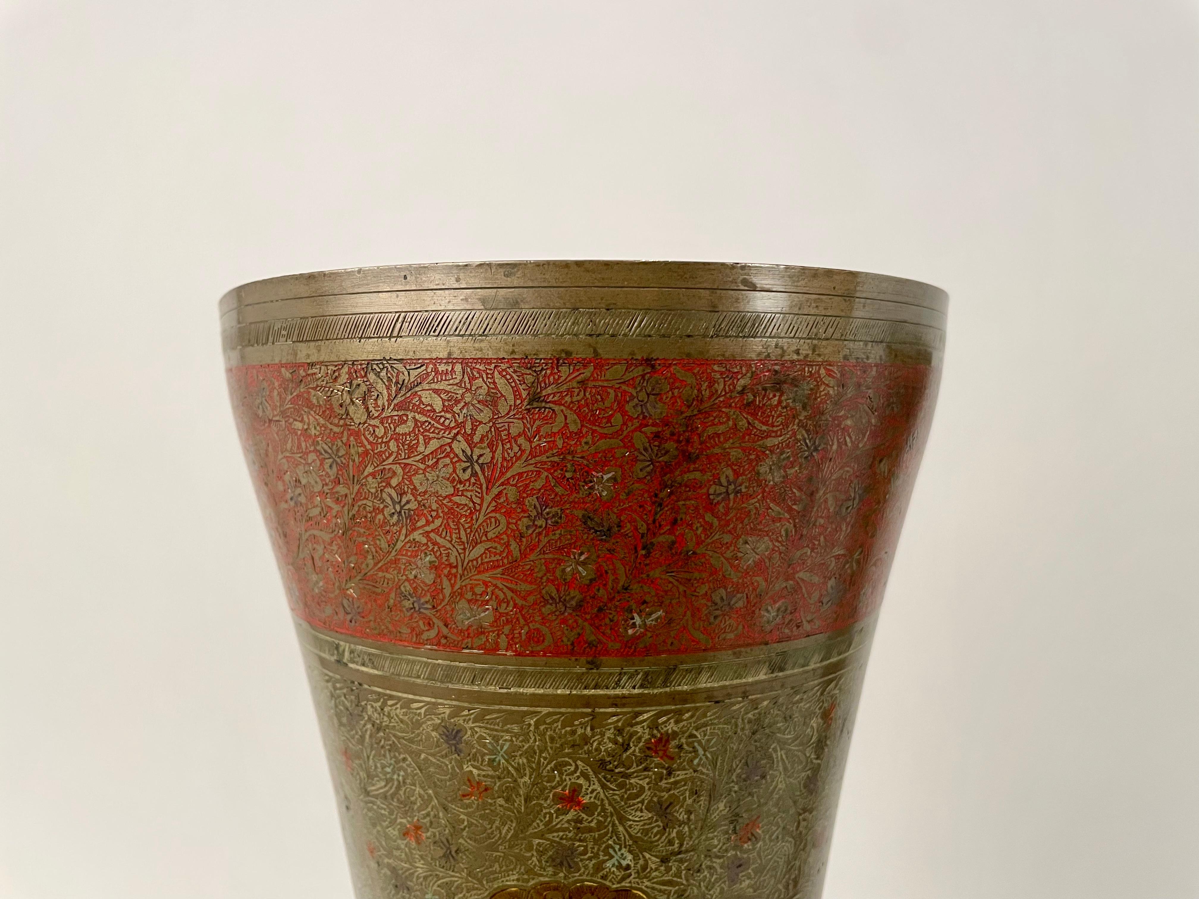 Paar anglo-indische Vasen aus geätztem, farbigem Messing mit Pfauen, großformatig im Angebot 11