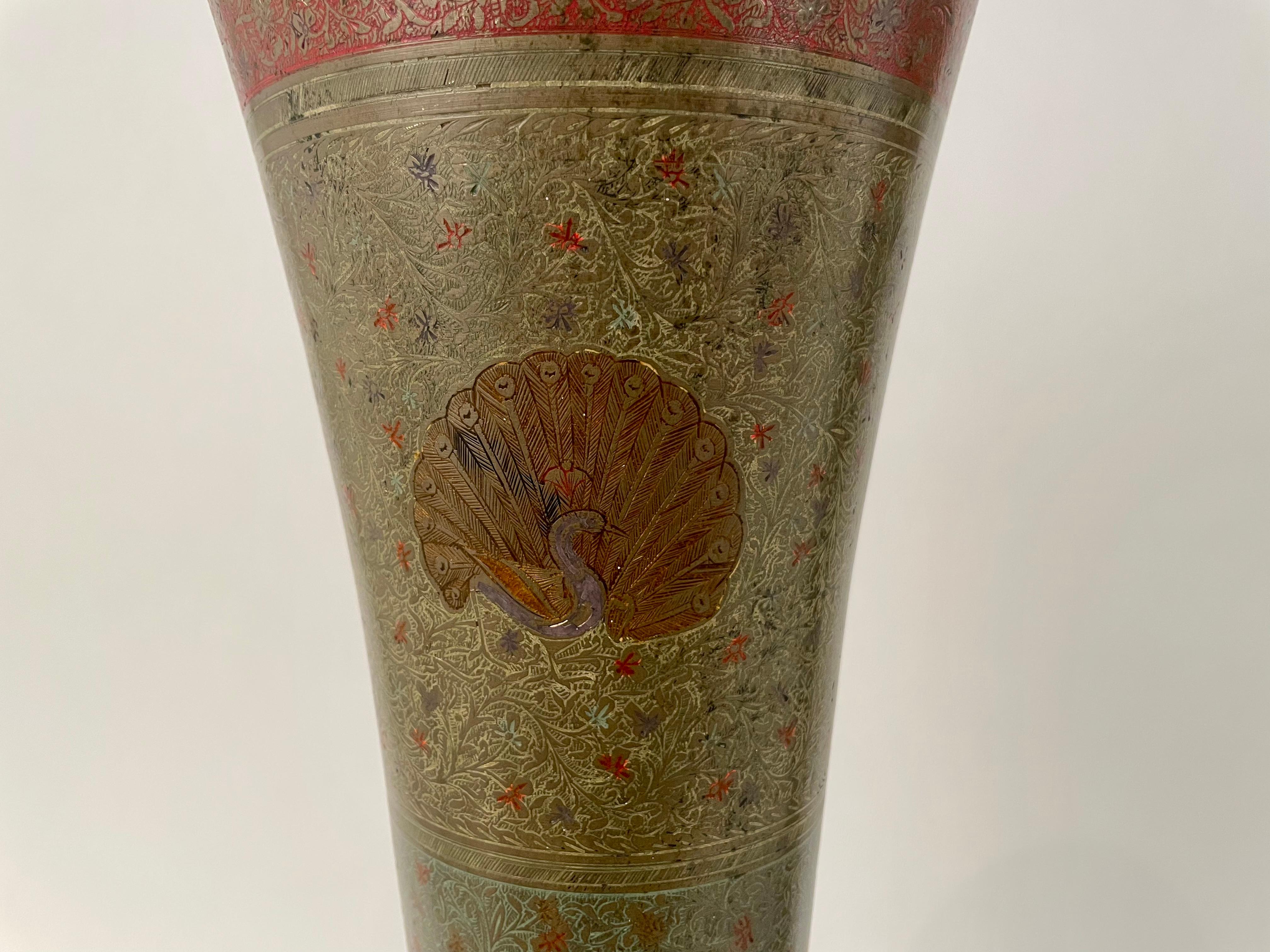 Paar anglo-indische Vasen aus geätztem, farbigem Messing mit Pfauen, großformatig im Angebot 12