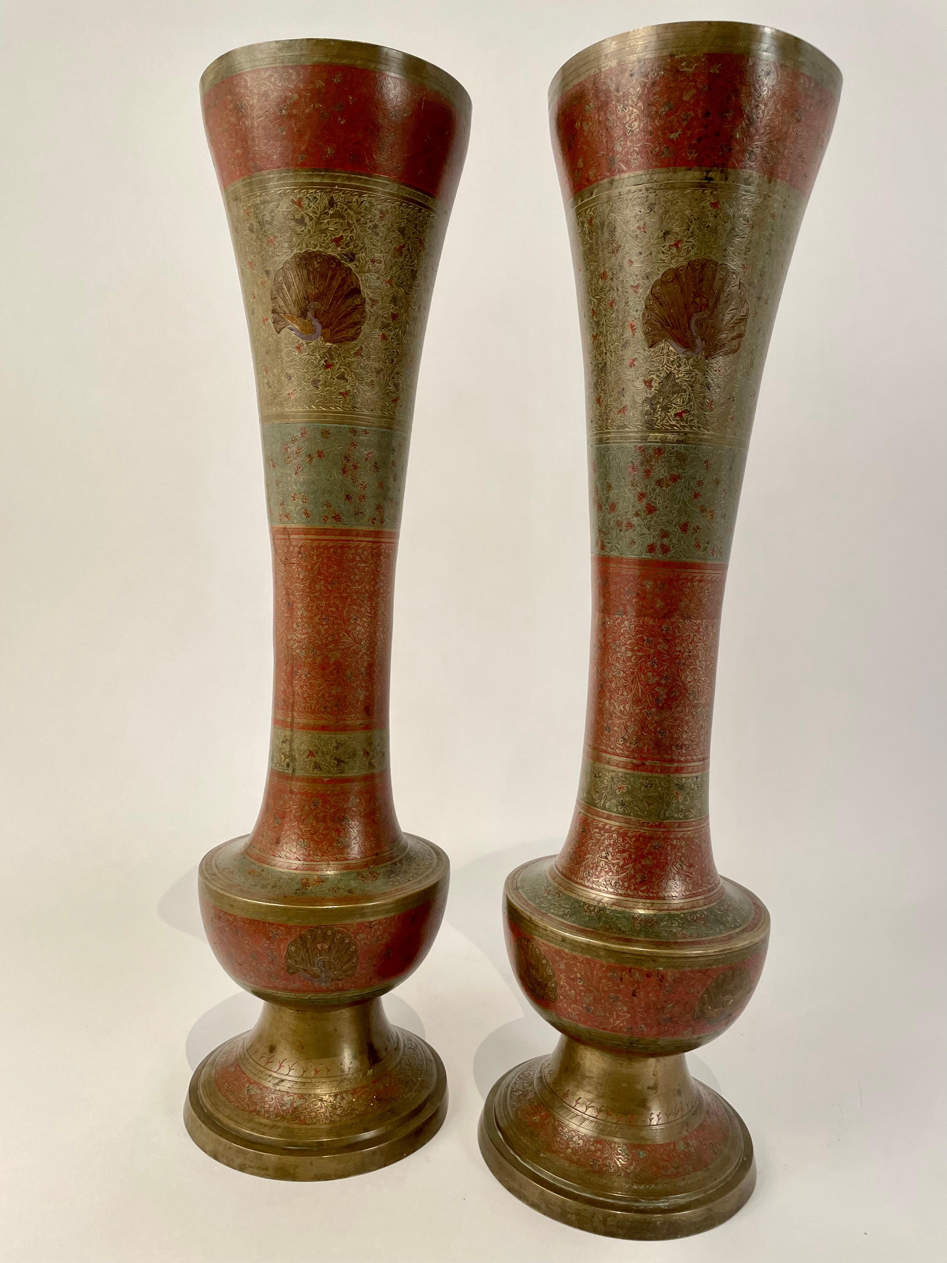 Beeindruckende und sehr coole großformatige Vasen in Flötenform aus Messing mit komplizierten geätzten Mustern auf der Oberfläche und Pfauendekor. Rot und grün gefärbt, ähnlich wie Cloisonné, mit einer schönen alten Patina auf dem Messing. Mit einer