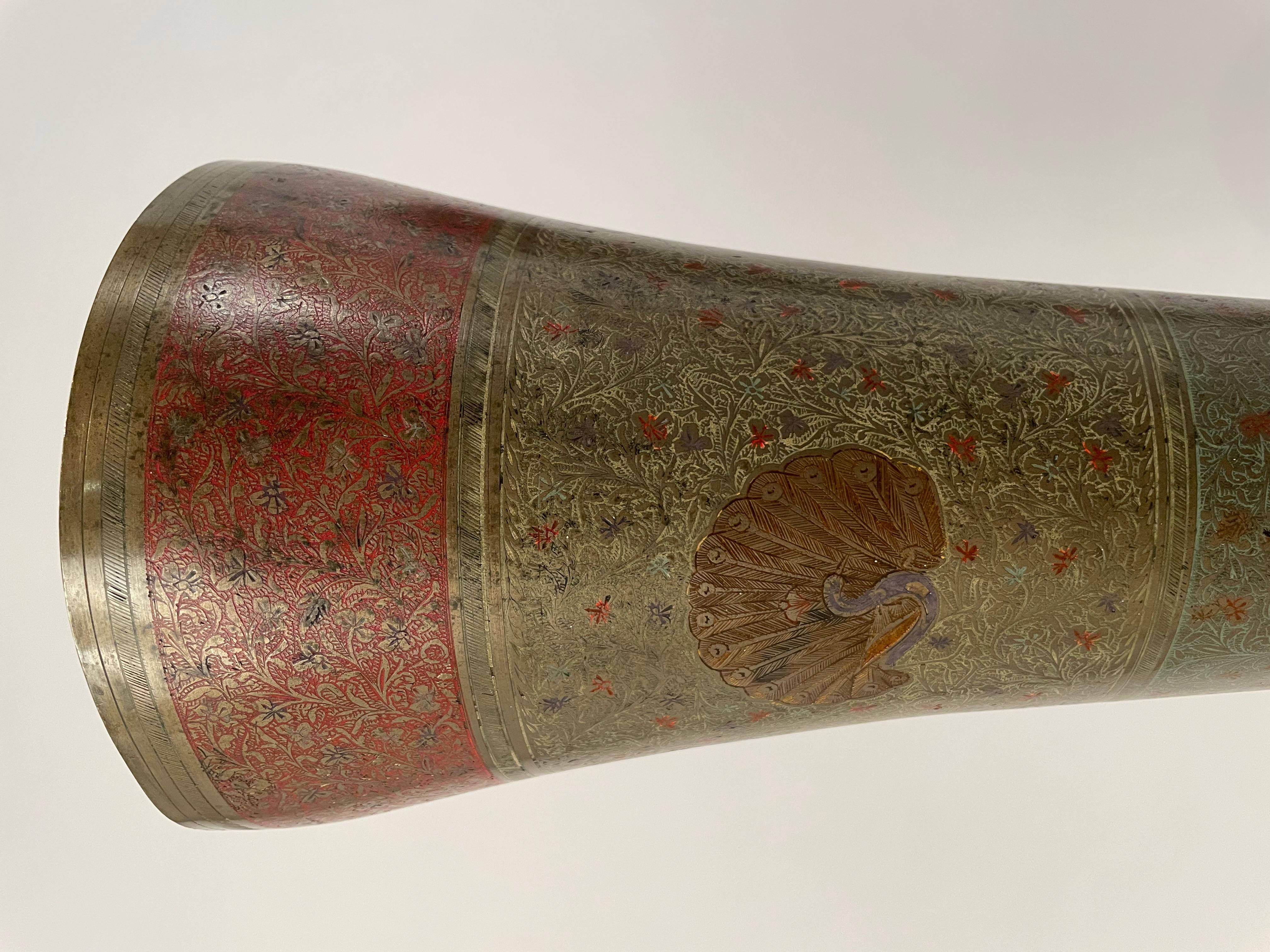 Paire de vases anglo-indiens en laiton coloré gravé représentant des paons, de grande taille en vente 12