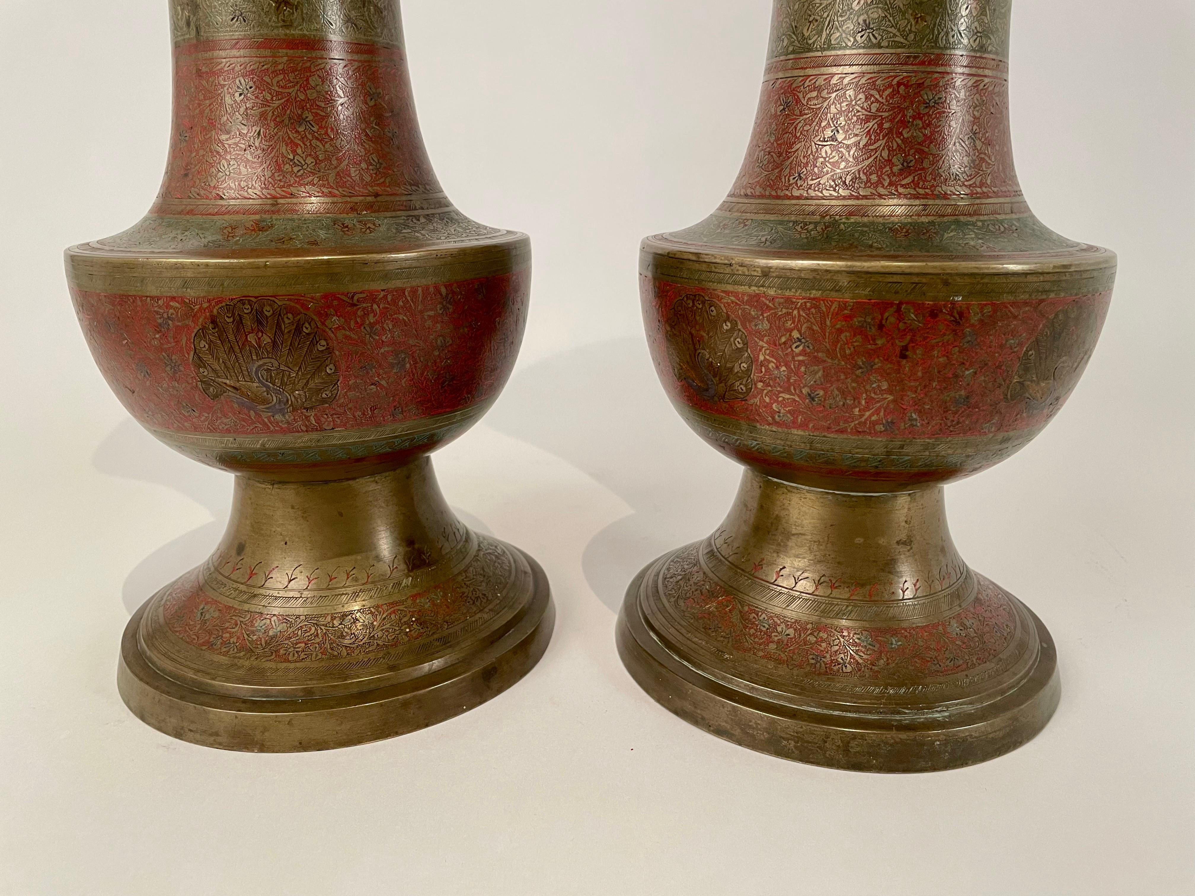 Anglo-indien Paire de vases anglo-indiens en laiton coloré gravé représentant des paons, de grande taille en vente