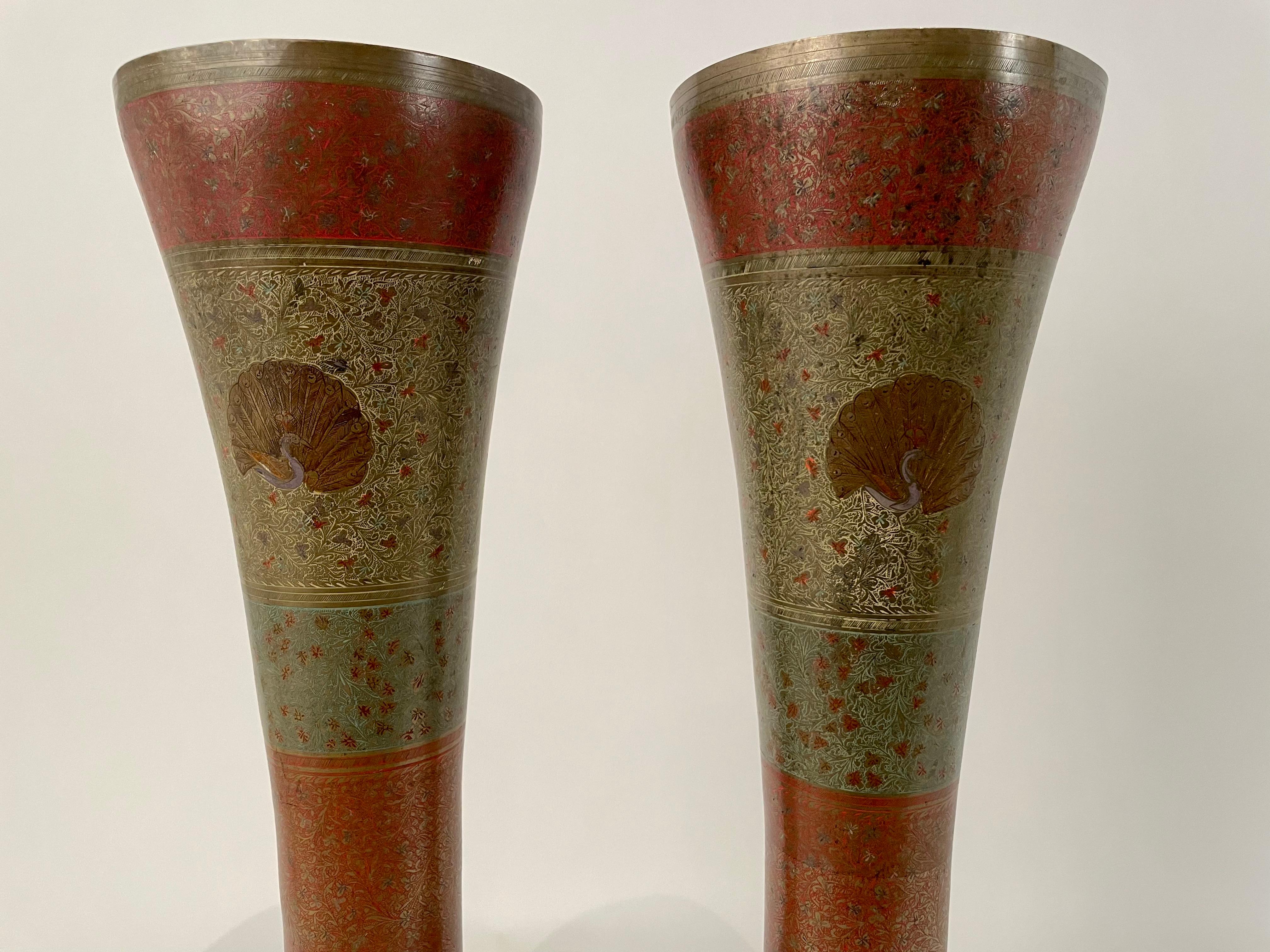 Indien Paire de vases anglo-indiens en laiton coloré gravé représentant des paons, de grande taille en vente