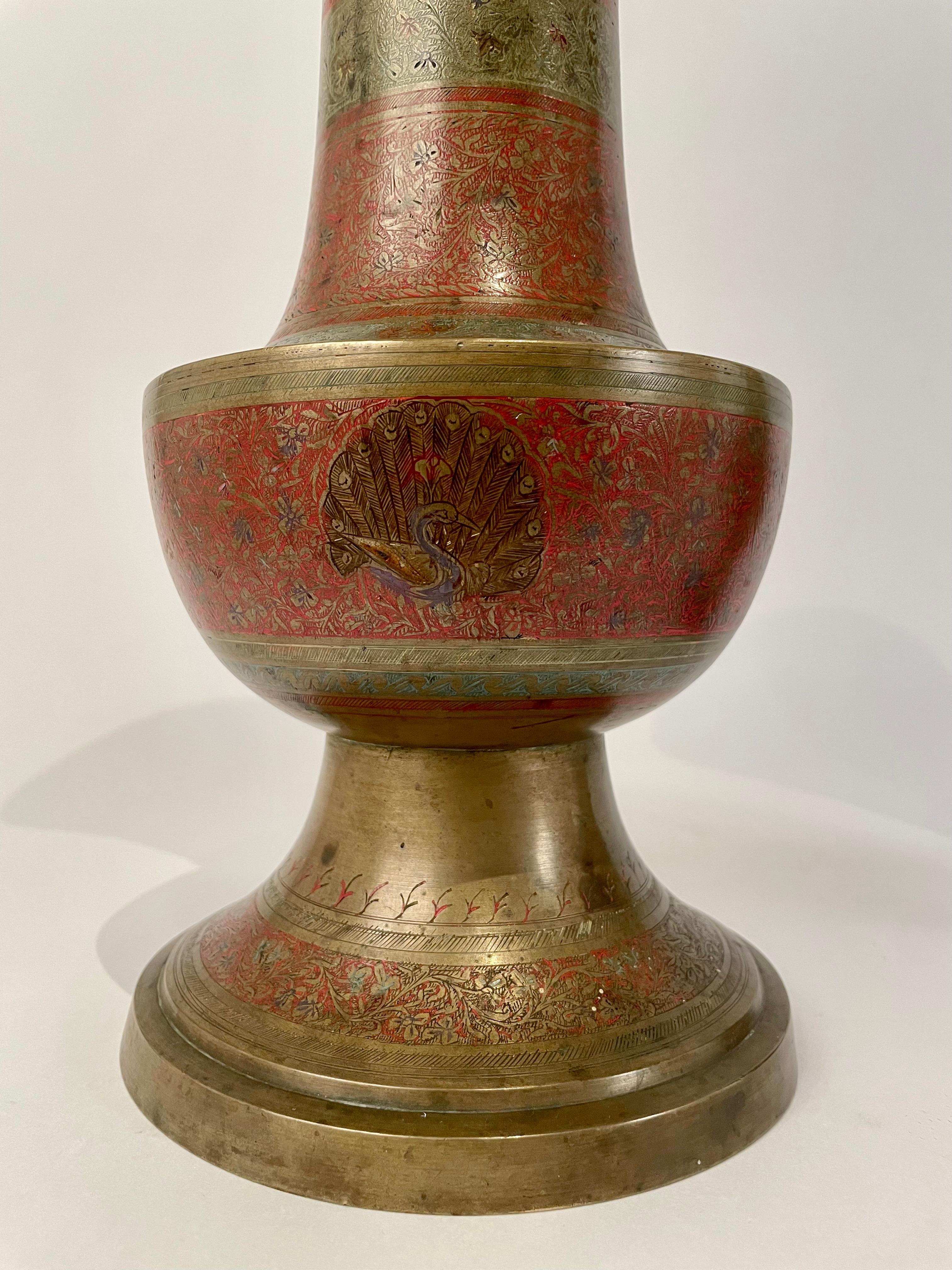 Paar anglo-indische Vasen aus geätztem, farbigem Messing mit Pfauen, großformatig im Zustand „Gut“ im Angebot in Stamford, CT