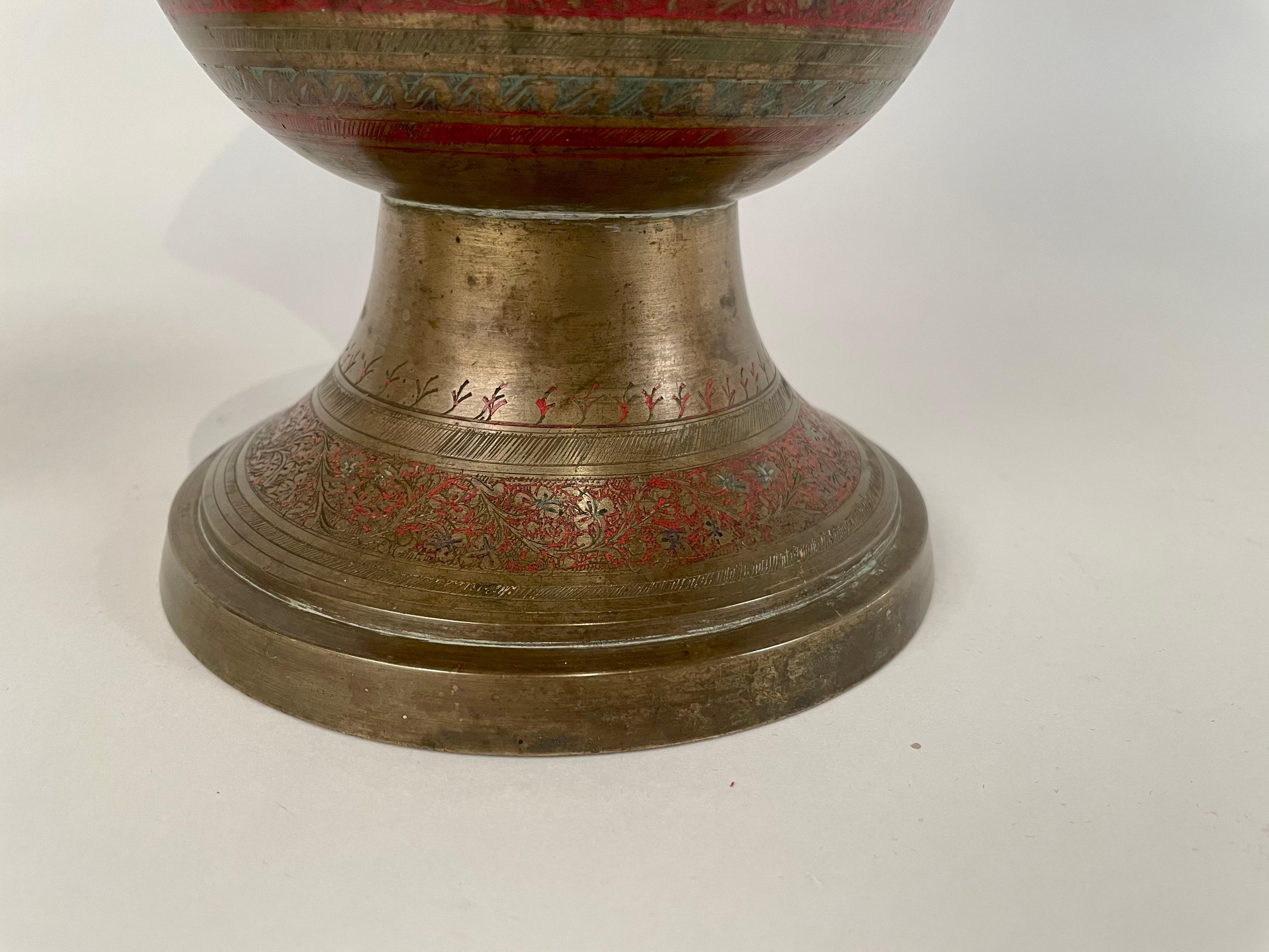 XIXe siècle Paire de vases anglo-indiens en laiton coloré gravé représentant des paons, de grande taille en vente