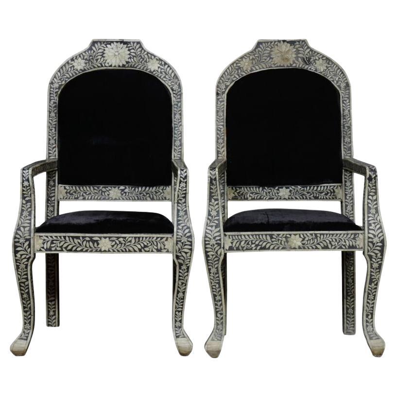 Paire de fauteuils anciens de style anglo-indien Levantine incrustés d'os  Circa 1890 en vente