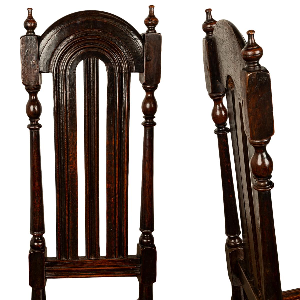 Paar antike William & Mary-Eiche-Beistellstühle mit verbundener Rückenlehne aus dem 17. Jahrhundert, 1690, Paar im Angebot 6