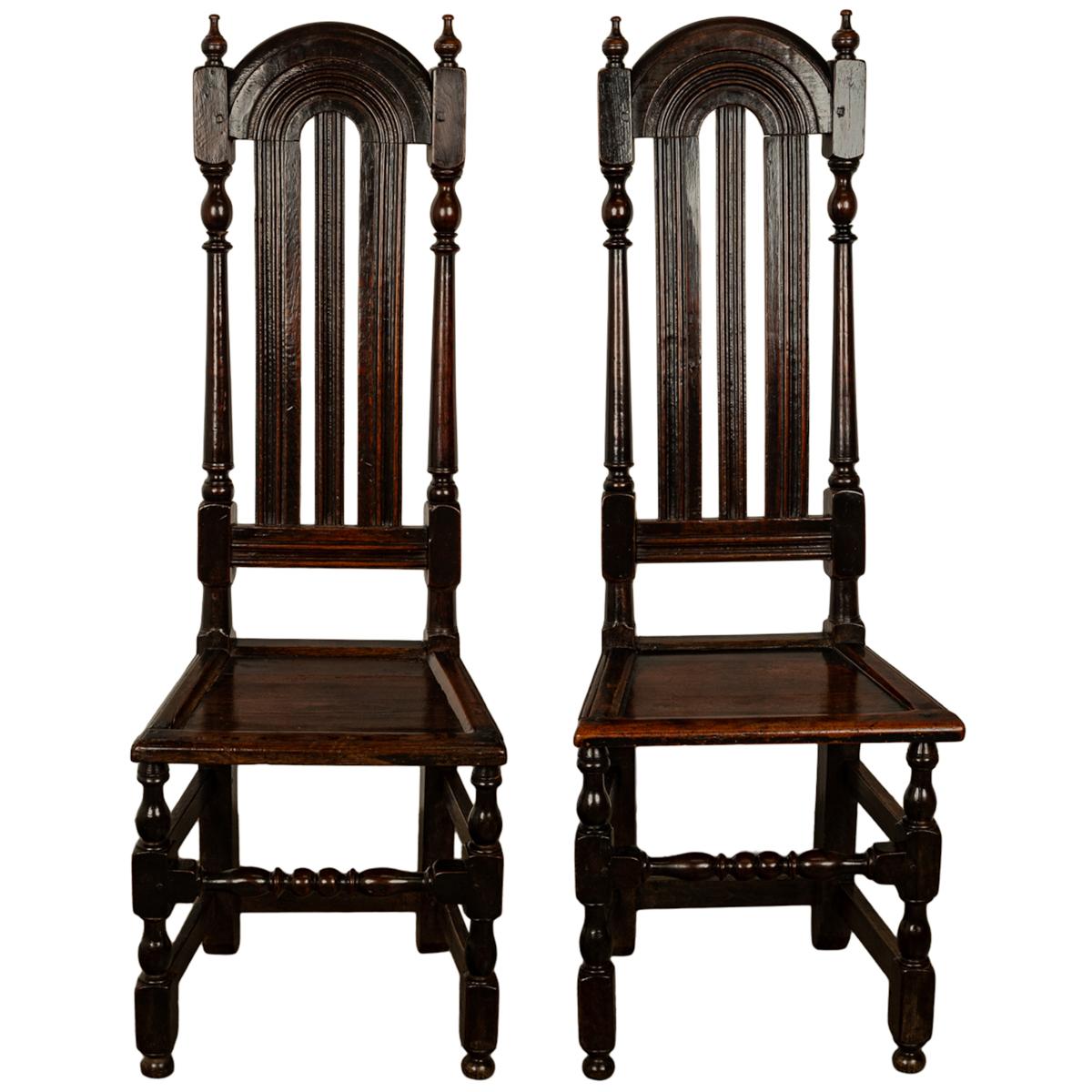 Ein echtes Paar Eichenholzstühle aus dem späten 17. Jahrhundert aus der William & Mary-Periode, um 1690.
Ein seltenes Paar Originalstühle aus den späten 1600er Jahren aus der gemeinsamen Regierungszeit von König Wilhelm III. (Haus Tudor) und Königin