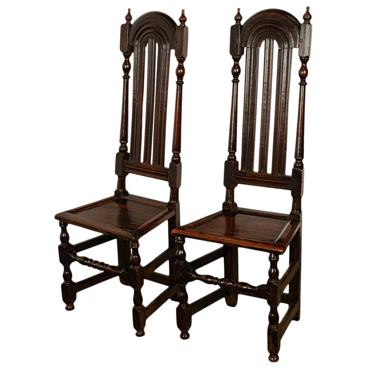 Paar antike William & Mary-Eiche-Beistellstühle mit verbundener Rückenlehne aus dem 17. Jahrhundert, 1690, Paar (William und Mary) im Angebot