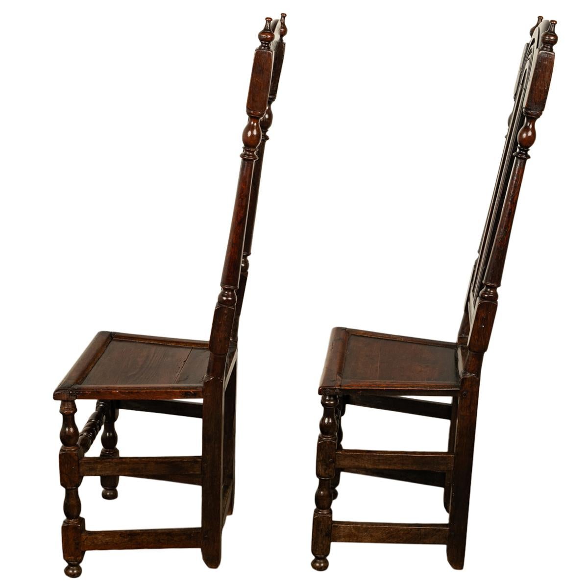 Paar antike William & Mary-Eiche-Beistellstühle mit verbundener Rückenlehne aus dem 17. Jahrhundert, 1690, Paar (Gedrechselt) im Angebot