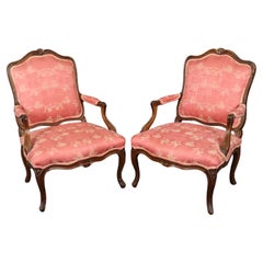 Paire de fauteuils français de style Louis XV des années 1850 avec tapisserie griffon