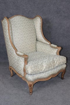 Paire d'anciennes chaises à dossier de style Louis XV d'époque 1890 garnies de têtes de clous