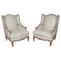 Paire d'anciennes chaises à dossier de style Louis XV d'époque 1890 garnies de têtes de clous