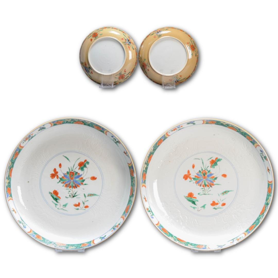 Je partage avec vous cette belle paire de plats de grande taille.

Pièce très joliment décorée dans la palette de la famille verte avec de bons détails. La scène centrale est une scène d'étang fleuri. Il y a également une décoration anhua (cachée)