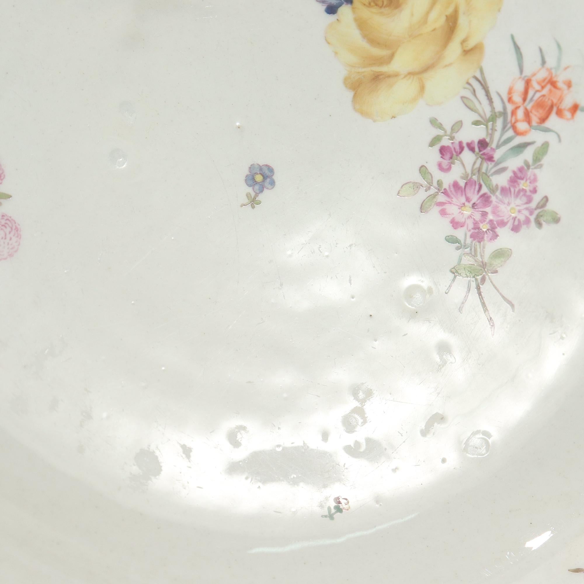 Pair Antique 18c Meissen Neuer Ausschnitt Porcelain Plates with Deutsche Blumen In Good Condition For Sale In Philadelphia, PA