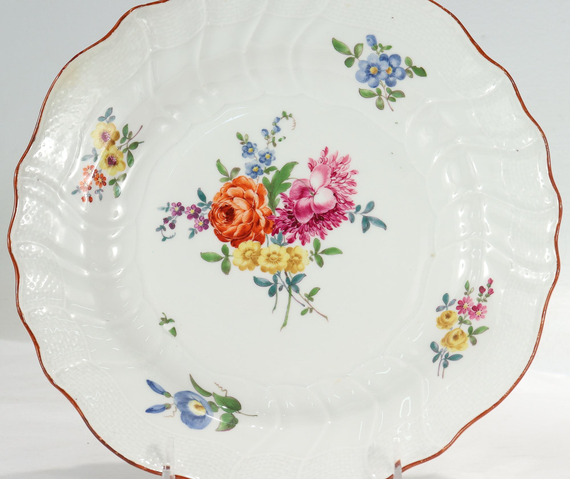 Rococo Paire d'assiettes d'époque Meissen Porcelain Neuozier Marcolini 18C avec fleurs en vente