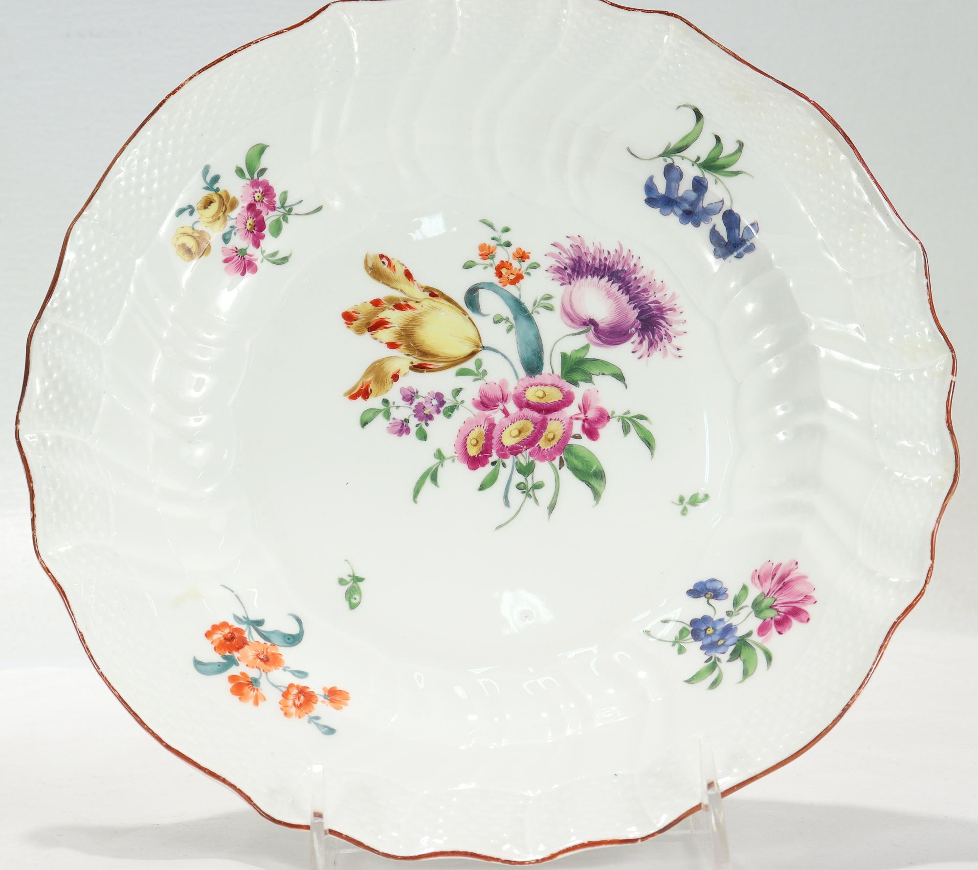 Allemand Paire d'assiettes d'époque Meissen Porcelain Neuozier Marcolini 18C avec fleurs en vente