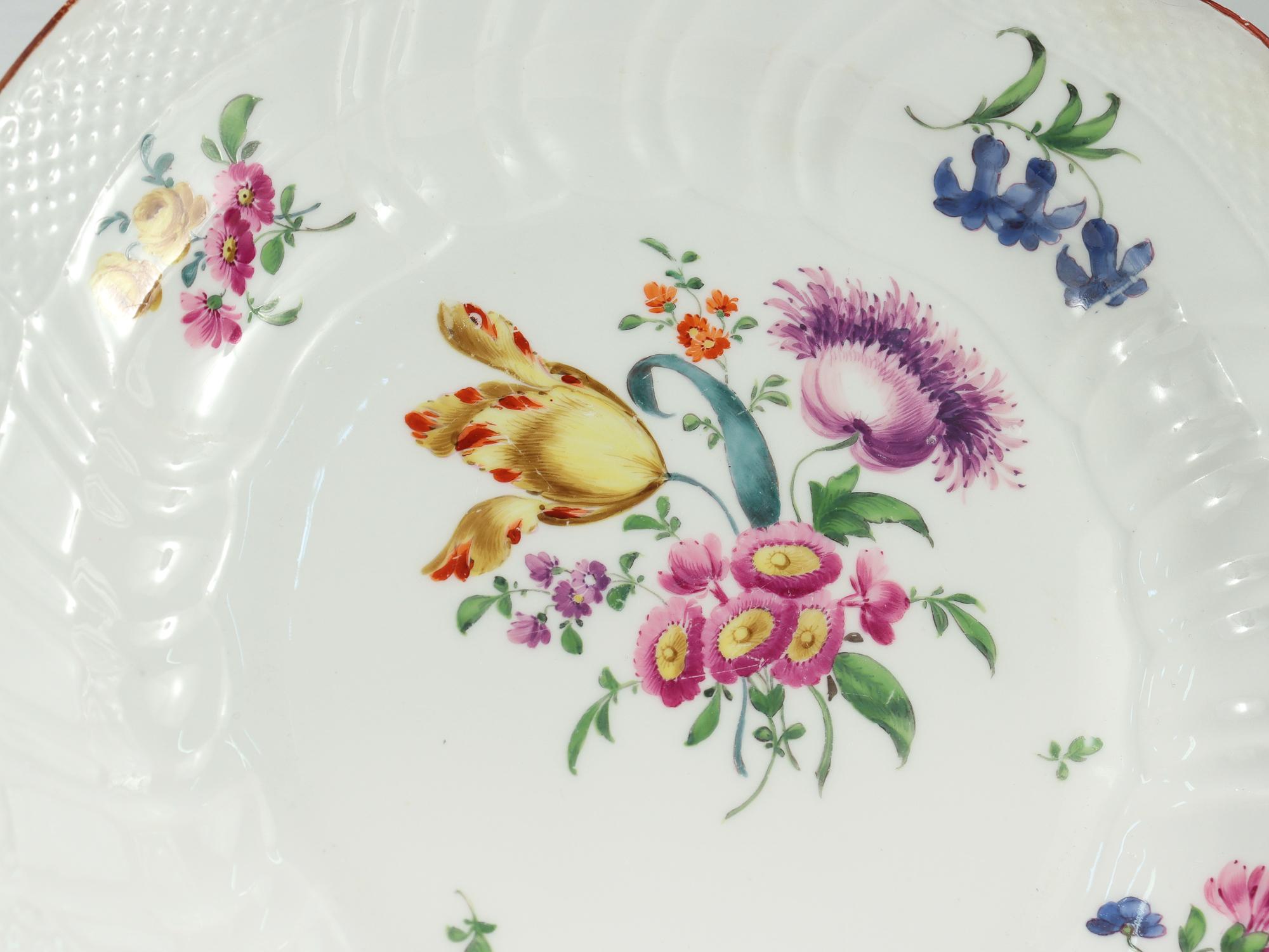 Peint à la main Paire d'assiettes d'époque Meissen Porcelain Neuozier Marcolini 18C avec fleurs en vente