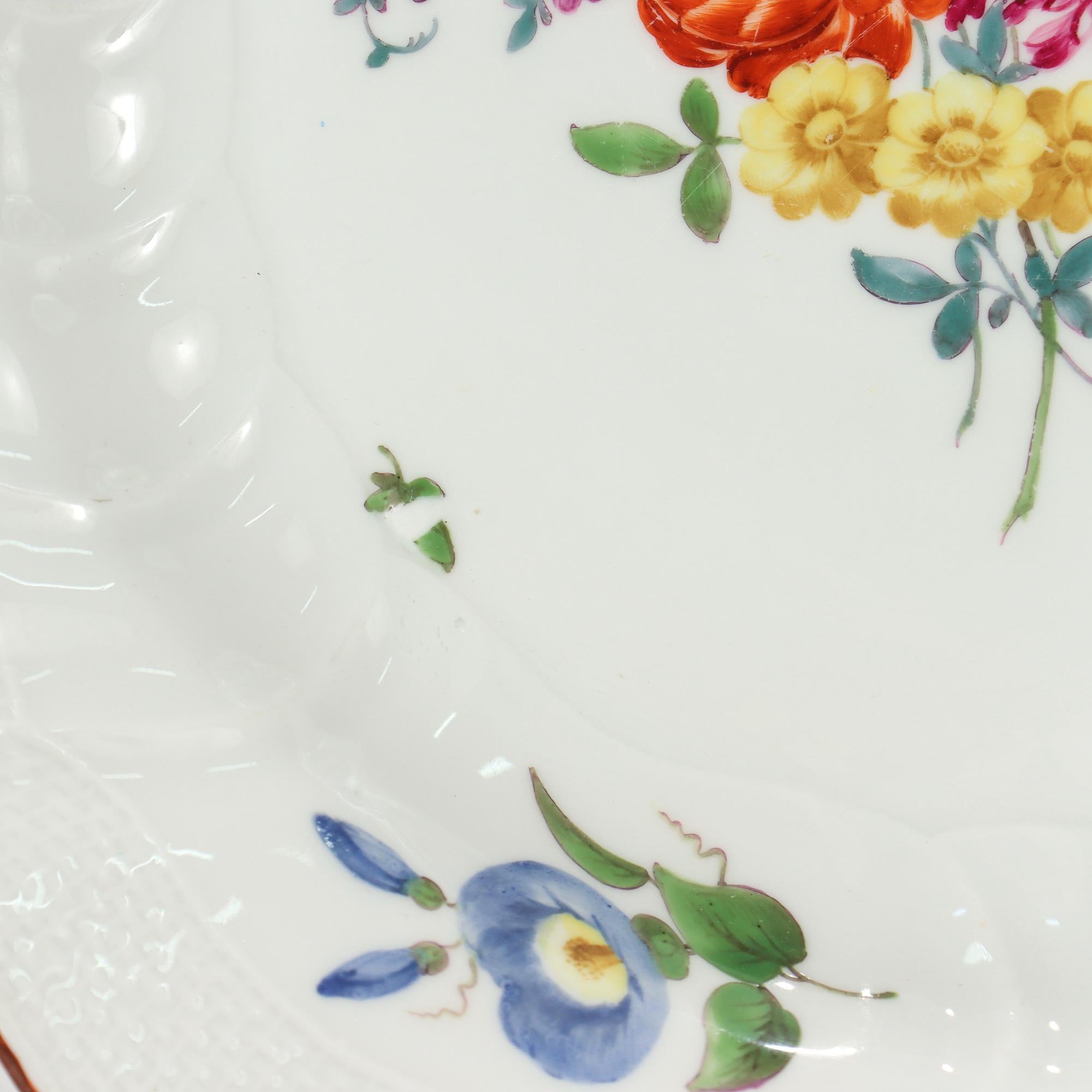 Paar Antike 18C Meissen Porcelain Neuozier Marcolini Periode Teller mit Blumen (Handbemalt) im Angebot