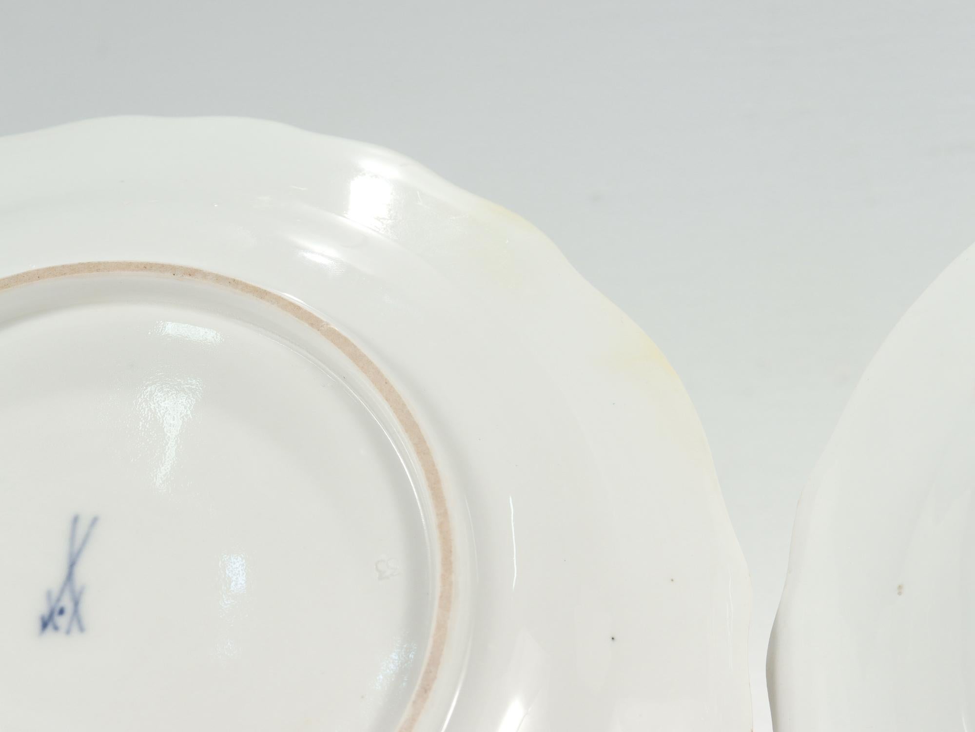 Paire d'assiettes d'époque Meissen Porcelain Neuozier Marcolini 18C avec fleurs en vente 1