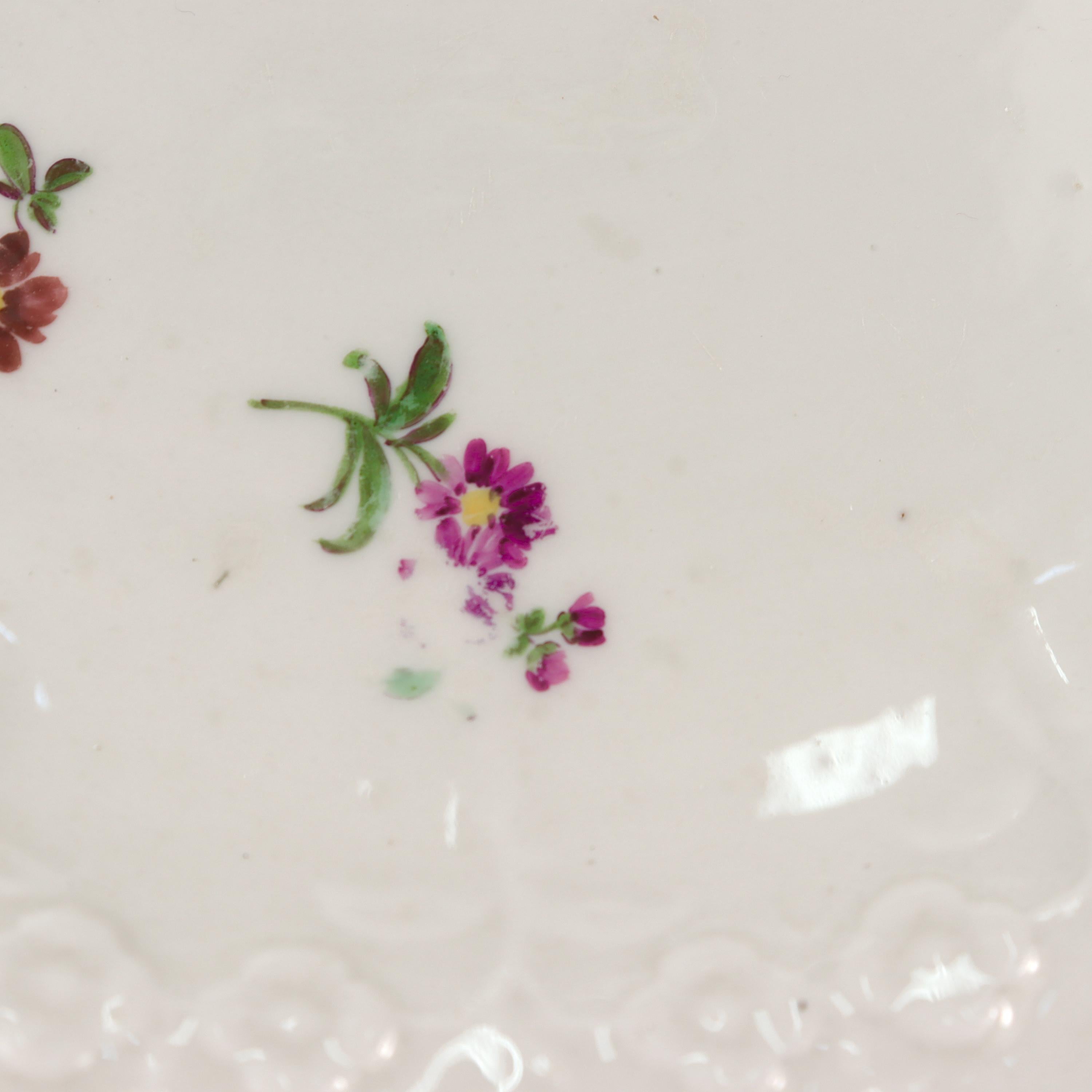 Paire d'assiettes anciennes en porcelaine à motif Vergissmeinnicht de Meissen du 18e siècle avec fleurs en vente 3
