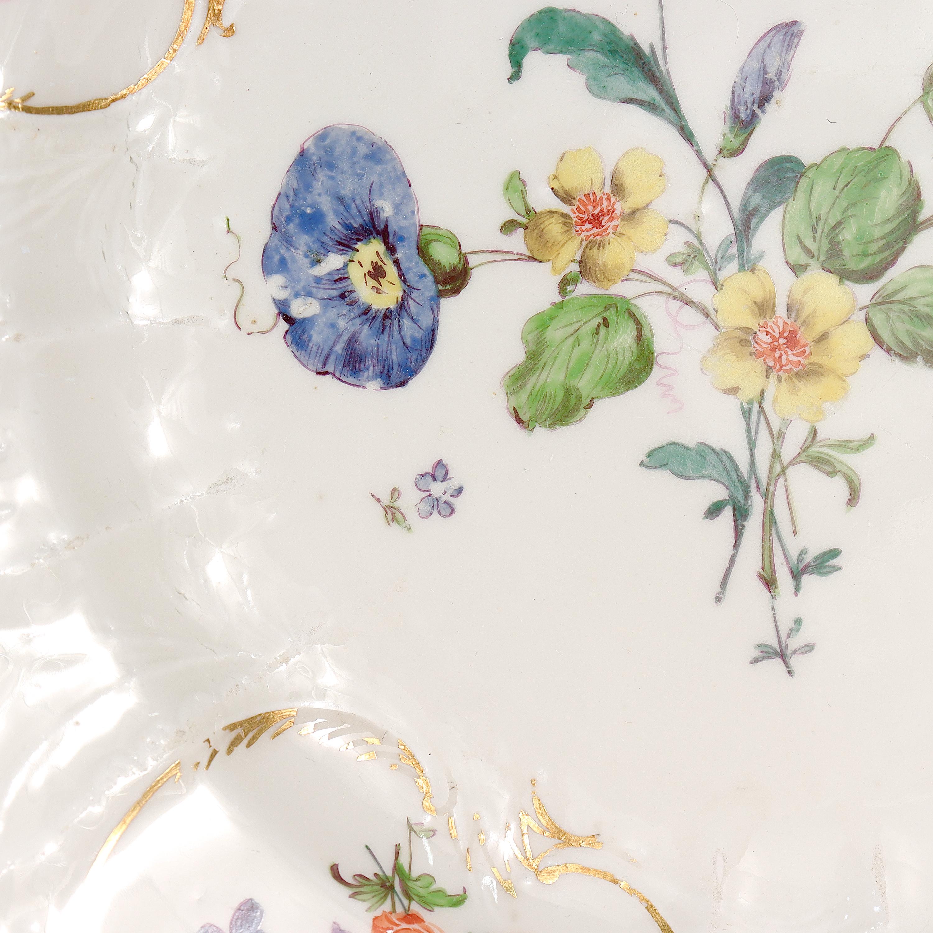 Paar Antike Meissen Porcelain Dulong-Variante 18. Jh. Geformte Teller mit Blumen im Angebot 4