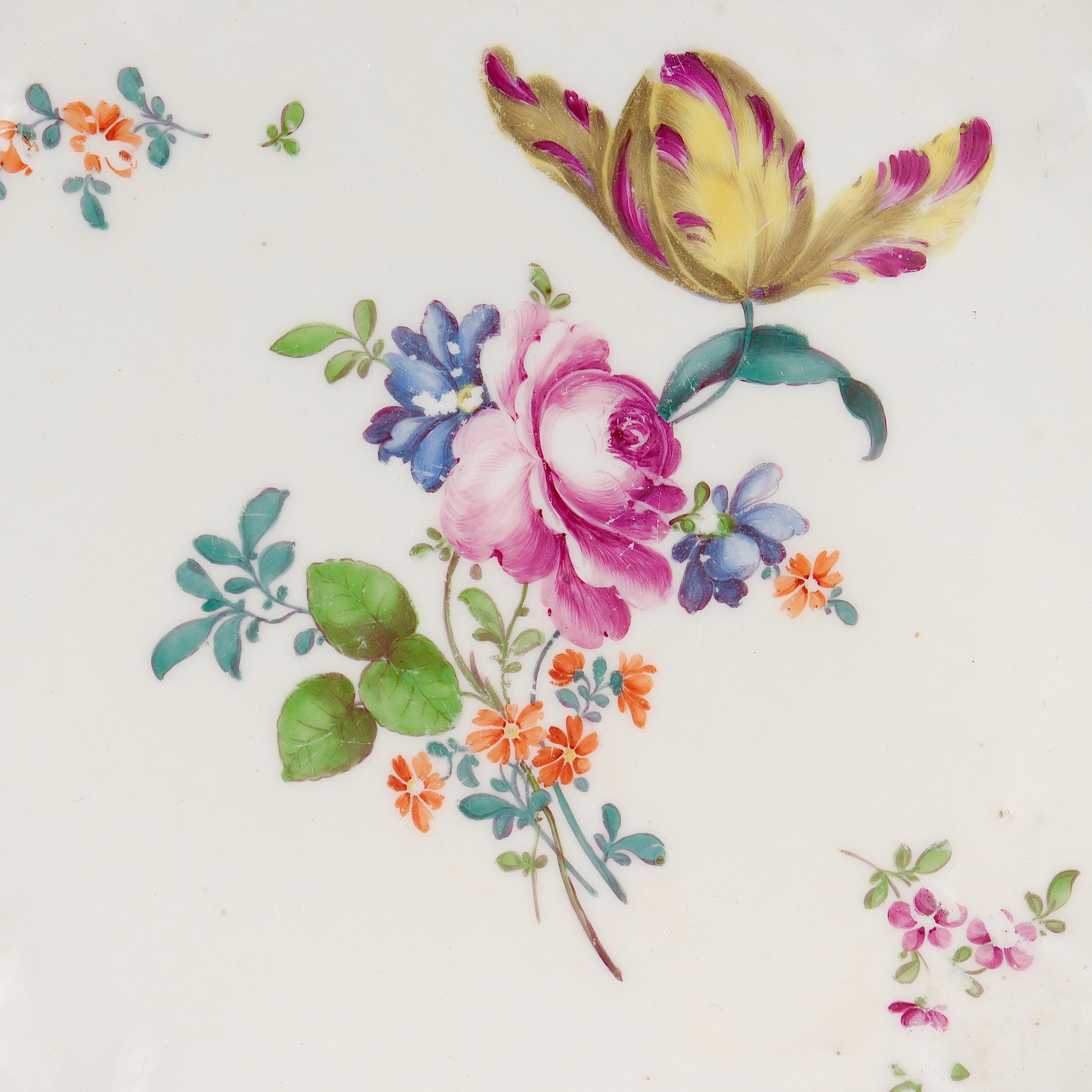 Paar Antike Meissen Porcelain Dulong-Variante 18. Jh. Geformte Teller mit Blumen (18. Jahrhundert und früher) im Angebot