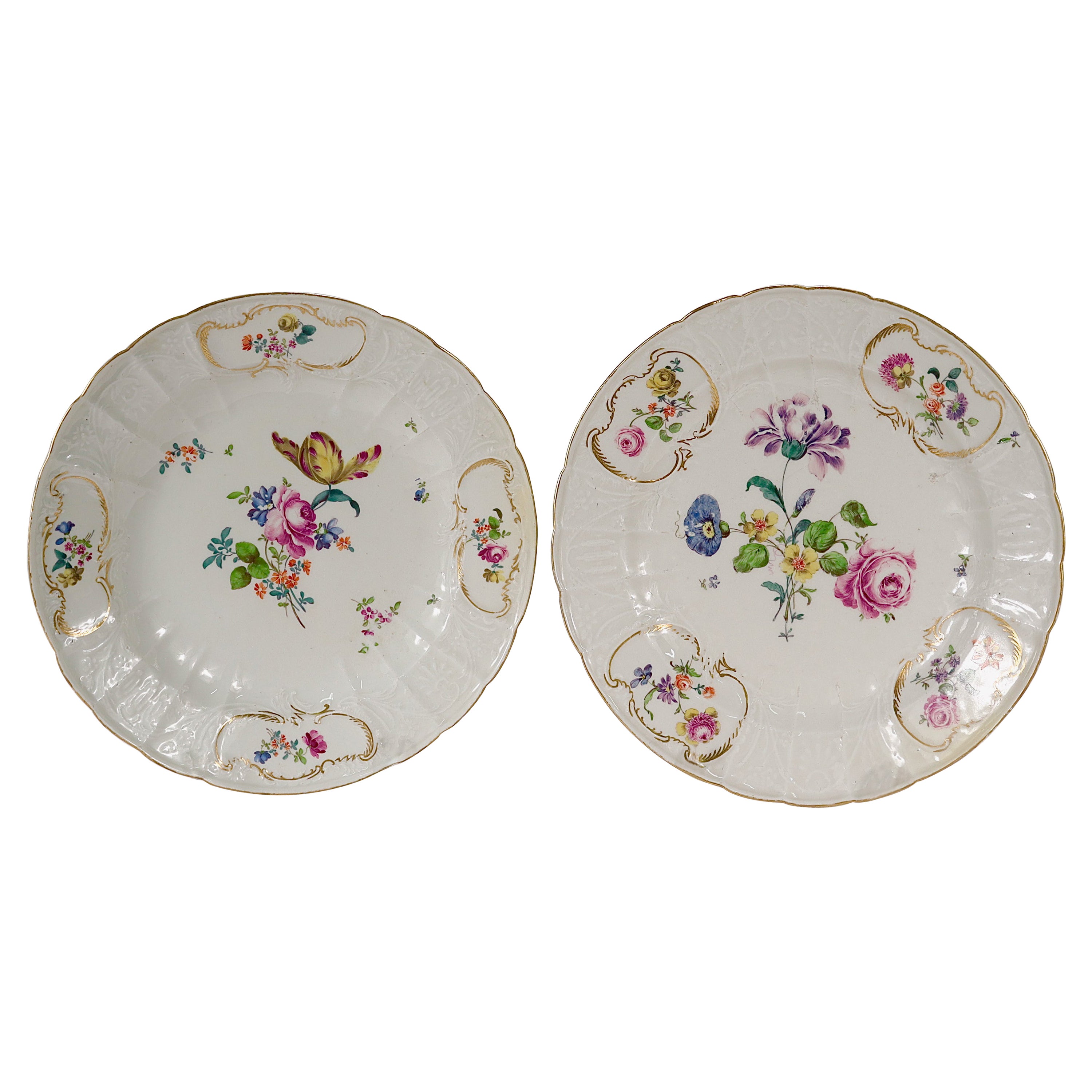Paire d'assiettes en porcelaine de Meissen Dulong Variant moulées avec des fleurs, antiques, du 18e C.
