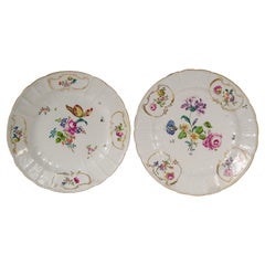 Paire d'assiettes en porcelaine de Meissen Dulong Variant moulées avec des fleurs, antiques, du 18e C.