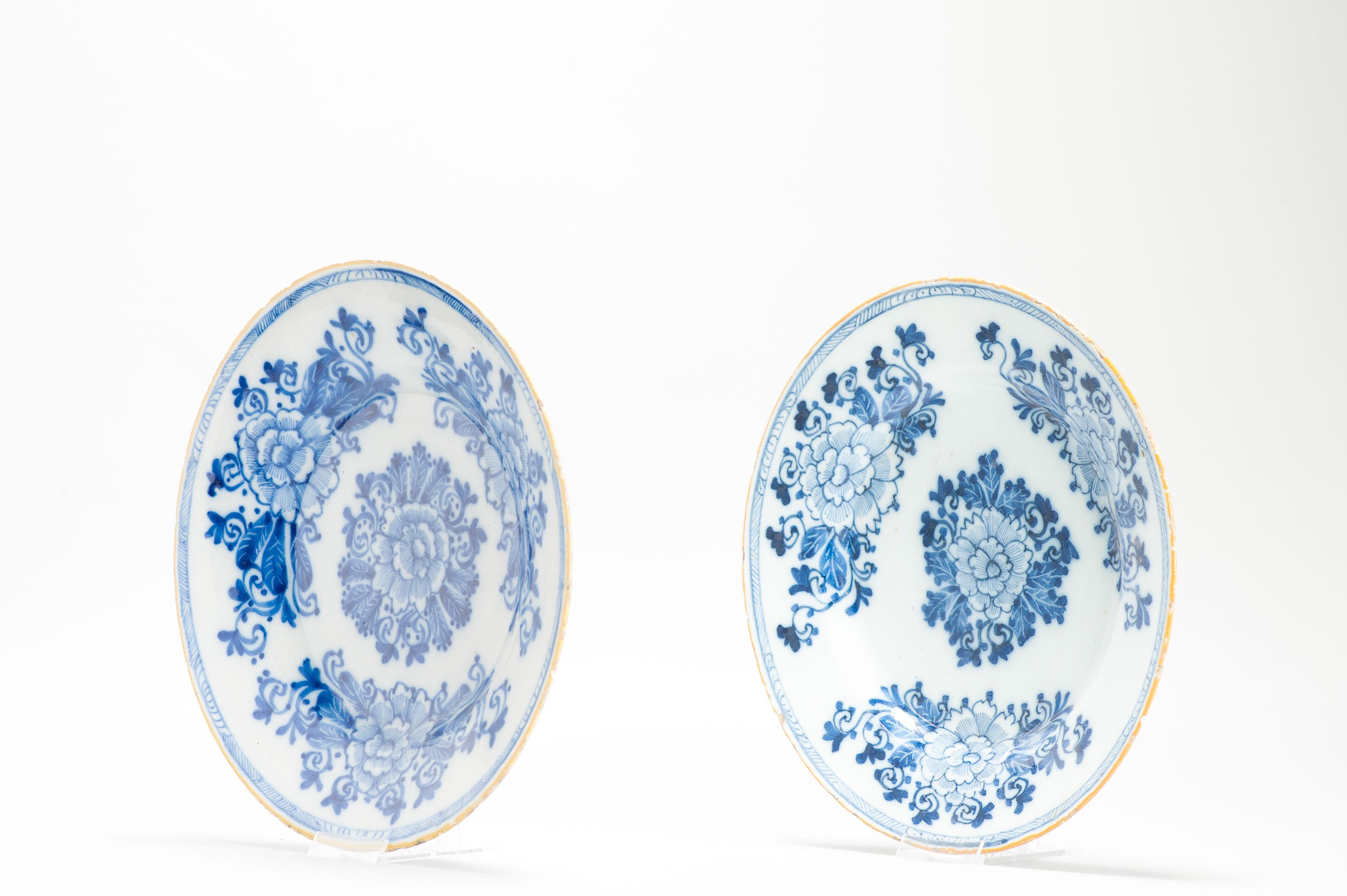 Fino al XVIII secolo Coppia Antico piatto in terracotta Delft del XVIII secolo olandese Piatto in terracotta Delft basato su Ch in vendita