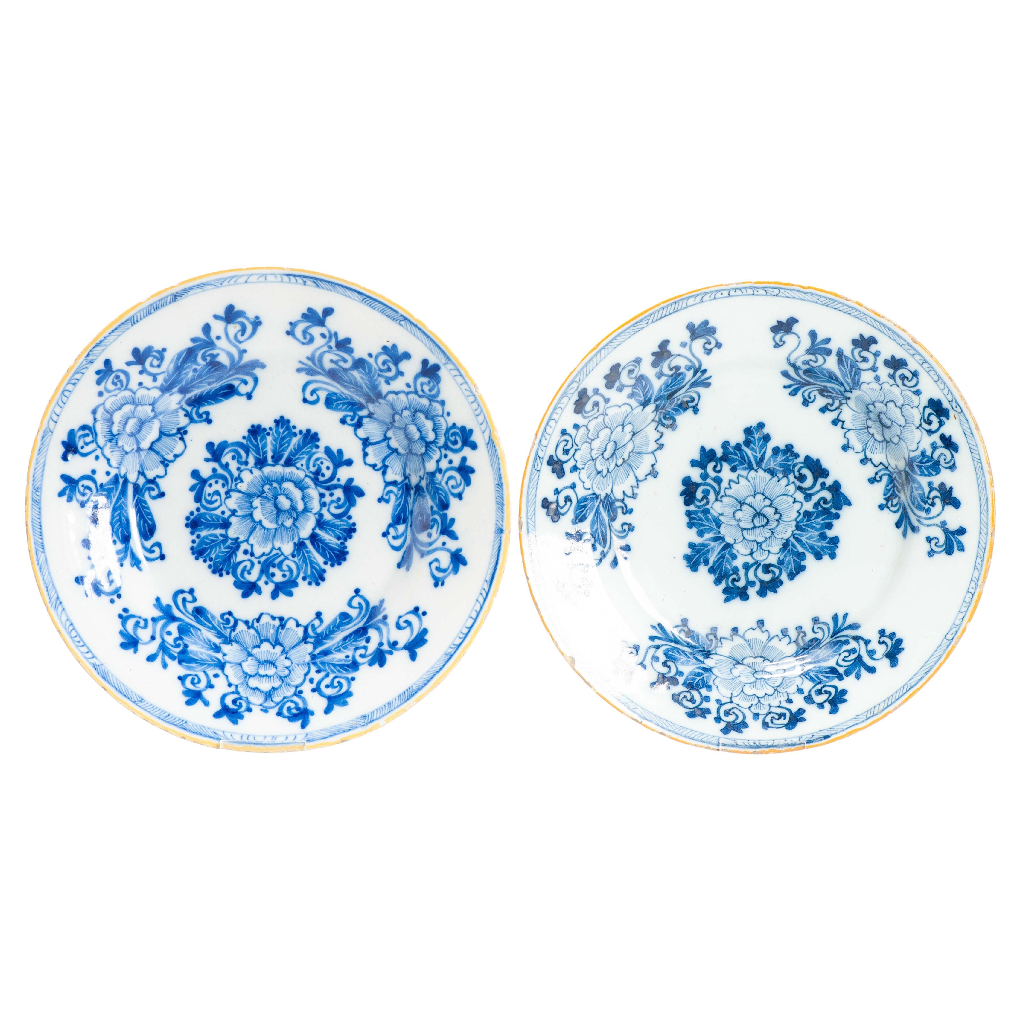 Coppia Antico piatto in terracotta Delft del XVIII secolo olandese Piatto in terracotta Delft basato su Ch