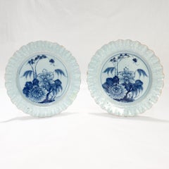 Coppia di piatti antichi Delft del 18° secolo con bordi smerlati e floreali, in stile cineseria
