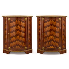 Coppia di armadi angolari inglesi antichi del XVIII secolo con intarsi in marmo e ormolu