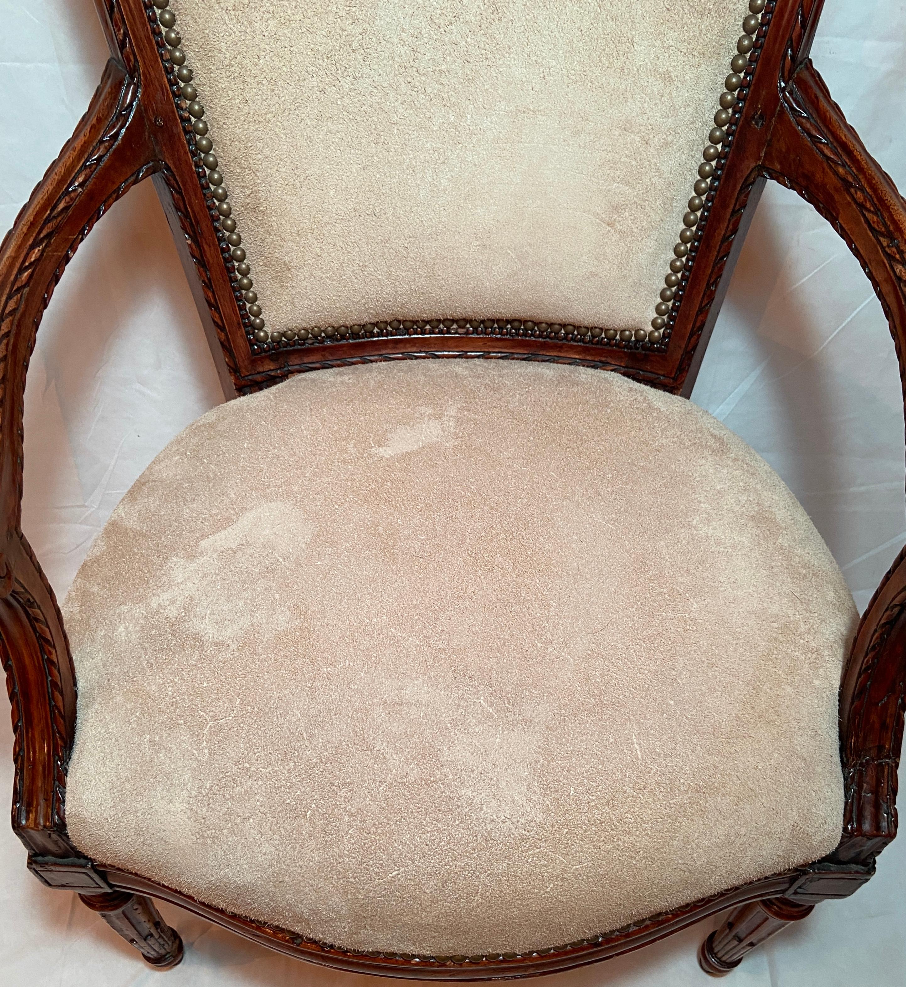 Paar antike französische „Fauteuils“-Sessel aus dem 18. Jahrhundert (18. Jahrhundert und früher) im Angebot