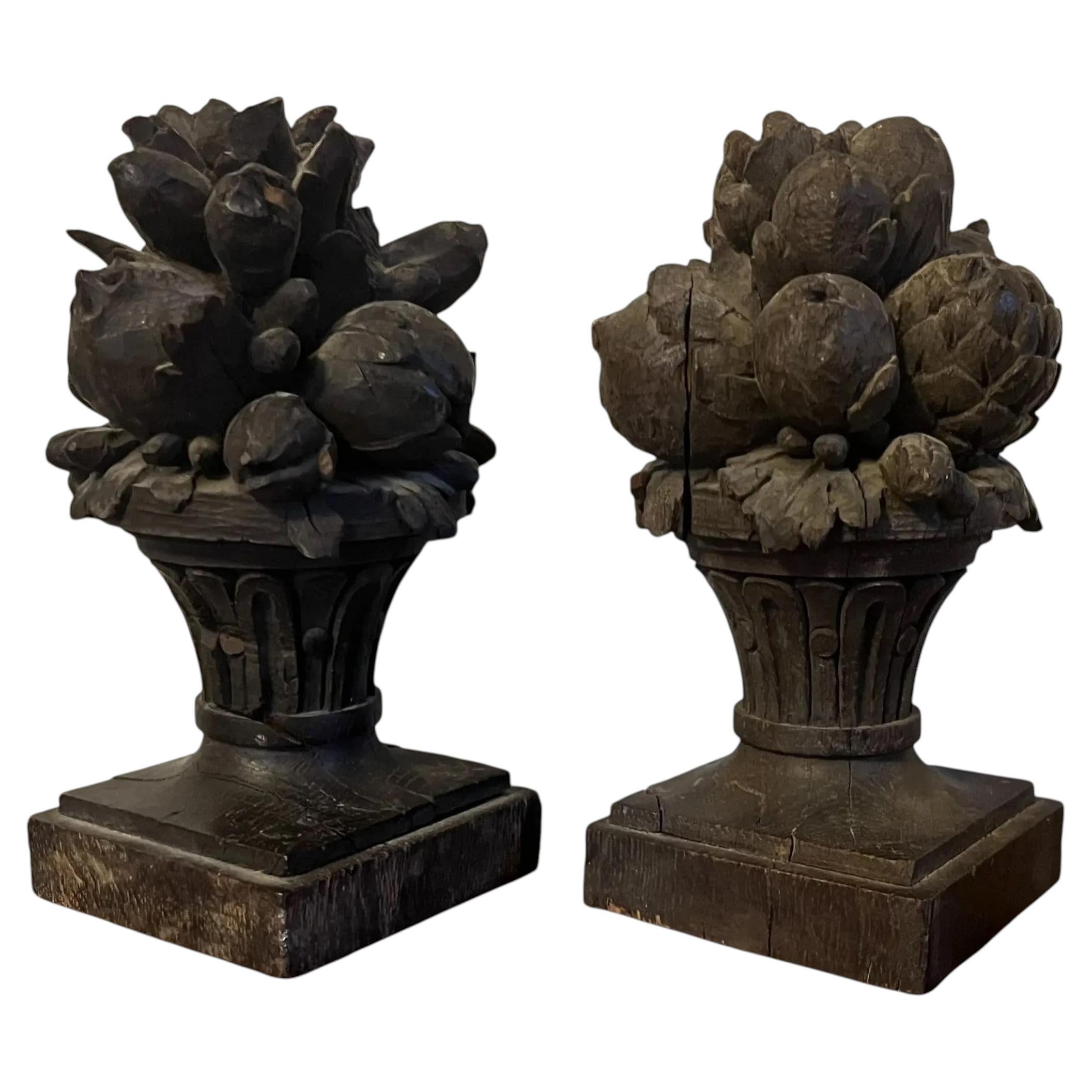 Paire d'urnes anciennes en bois sculpté de style Louis XVI du 18ème siècle.