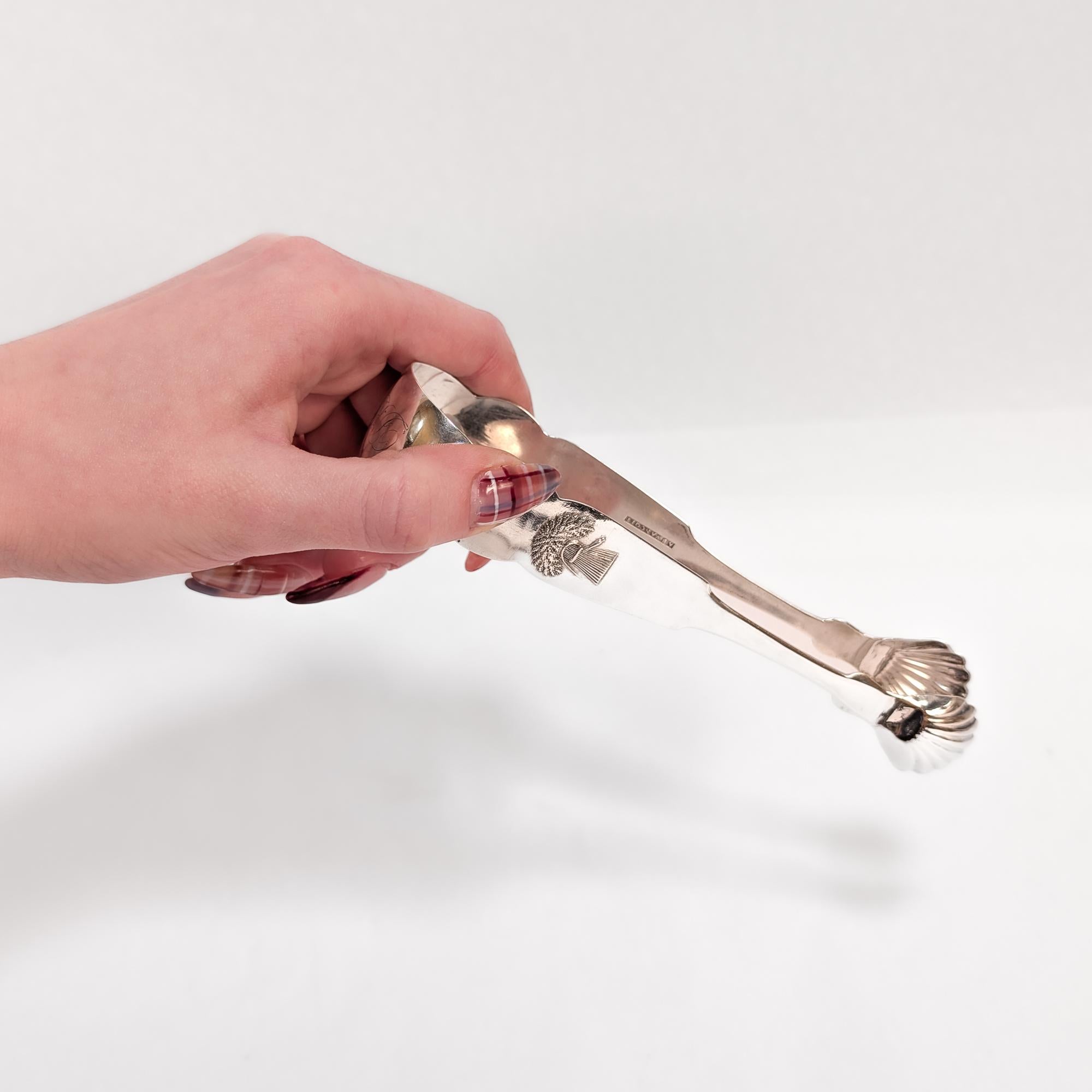 Stile impero americano Coppia di antiche pinze da zucchero in argento con moneta americana del 19c A B Vancott NYC Sheaf of Wheat in vendita