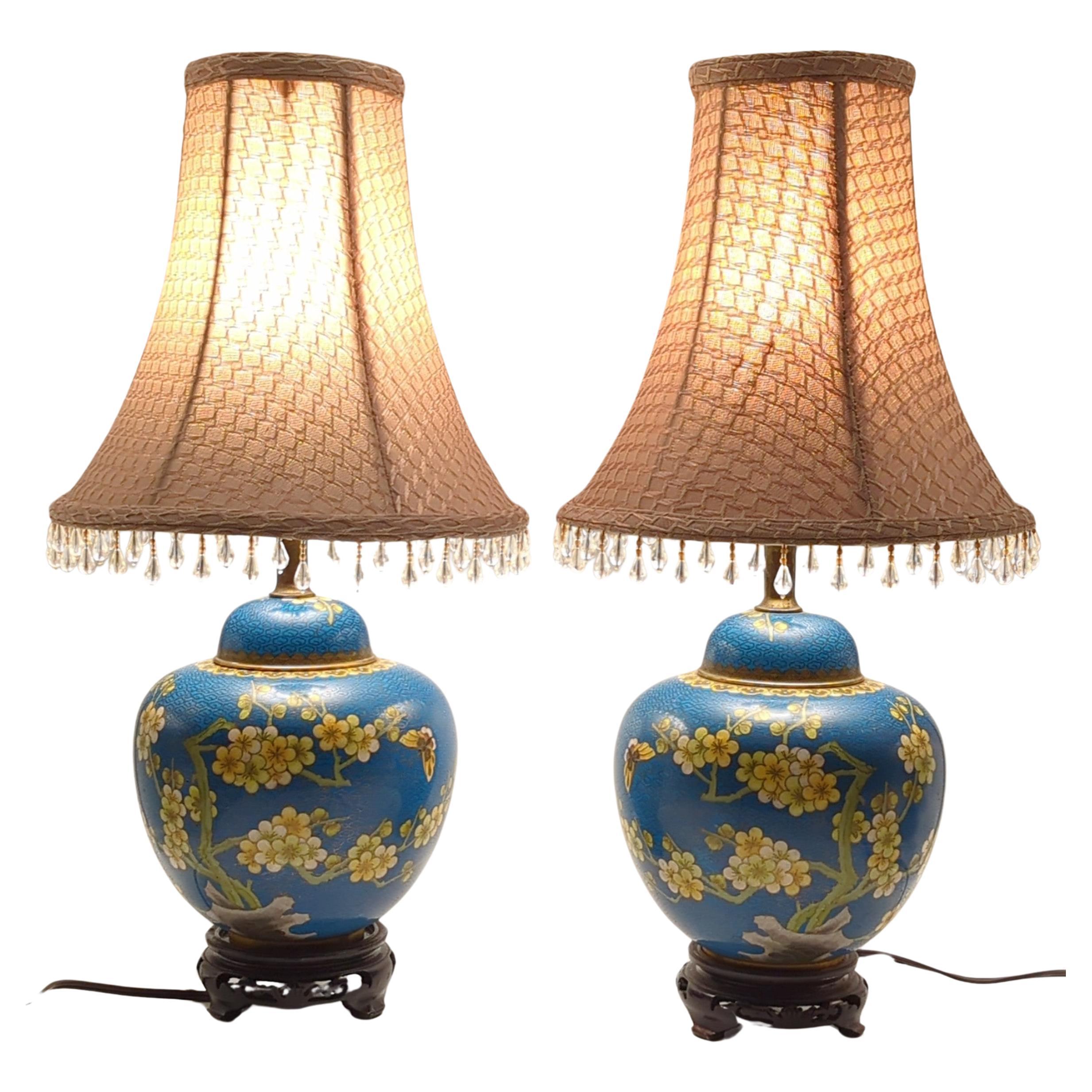 Paire d'anciennes lampes de table en cloisonné recouvertes de prunus et de gingembre, en vermeil, datant du 19e siècle.