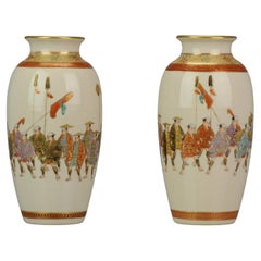 Paar antike japanische Kyo Satsuma Seizan-Vasen aus dem 19. Jahrhundert Japan Procession Meiji-Periode