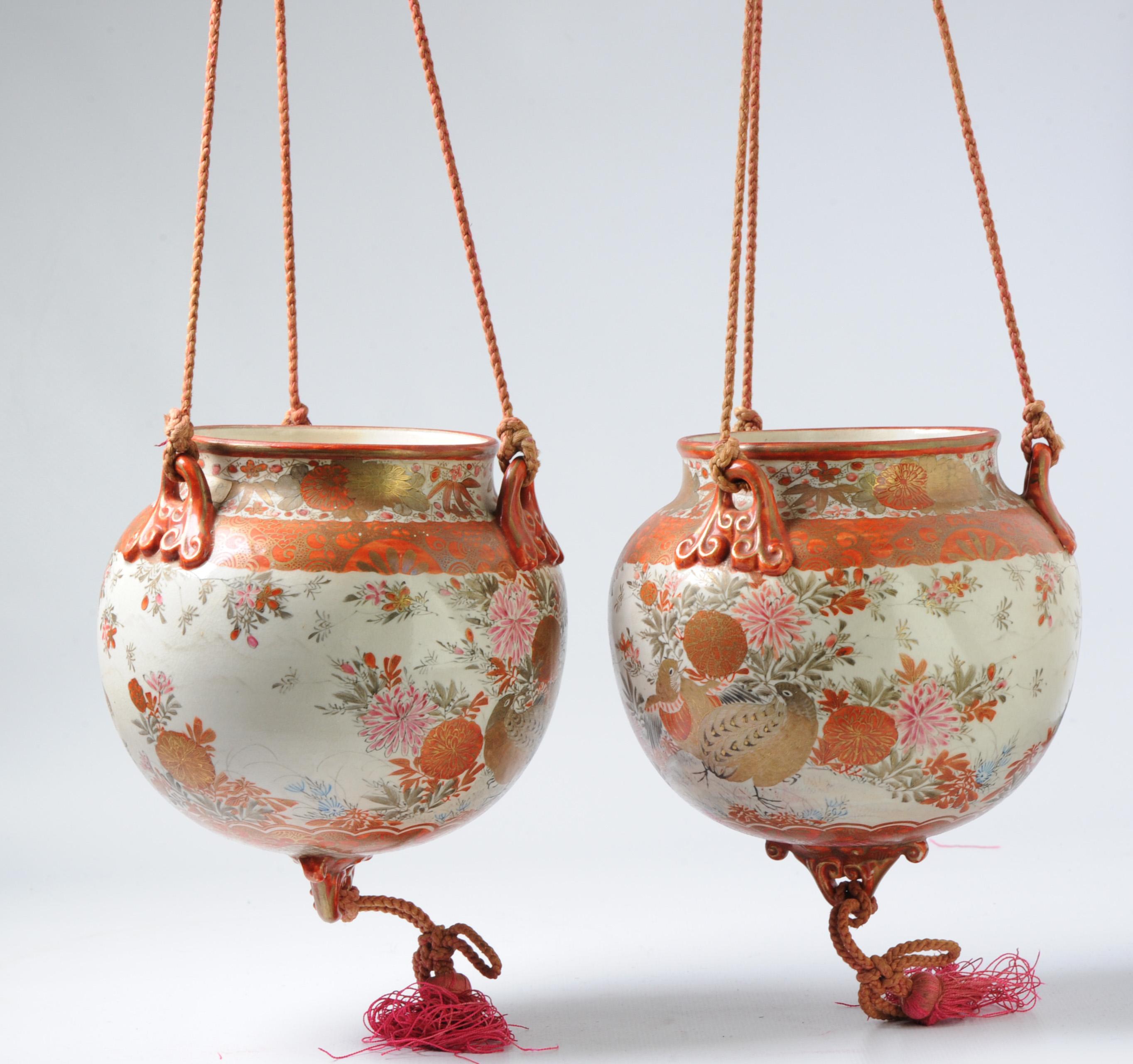 Par de Jarrones Colgantes Japoneses Kutani Antiguos del siglo XIX / XX Paisaje Dos Codornices Porcelana en venta