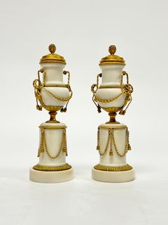 Paar Antike 19. C Französisch Louis XVI Stil vergoldete Bronze Marmor Kerzenständer