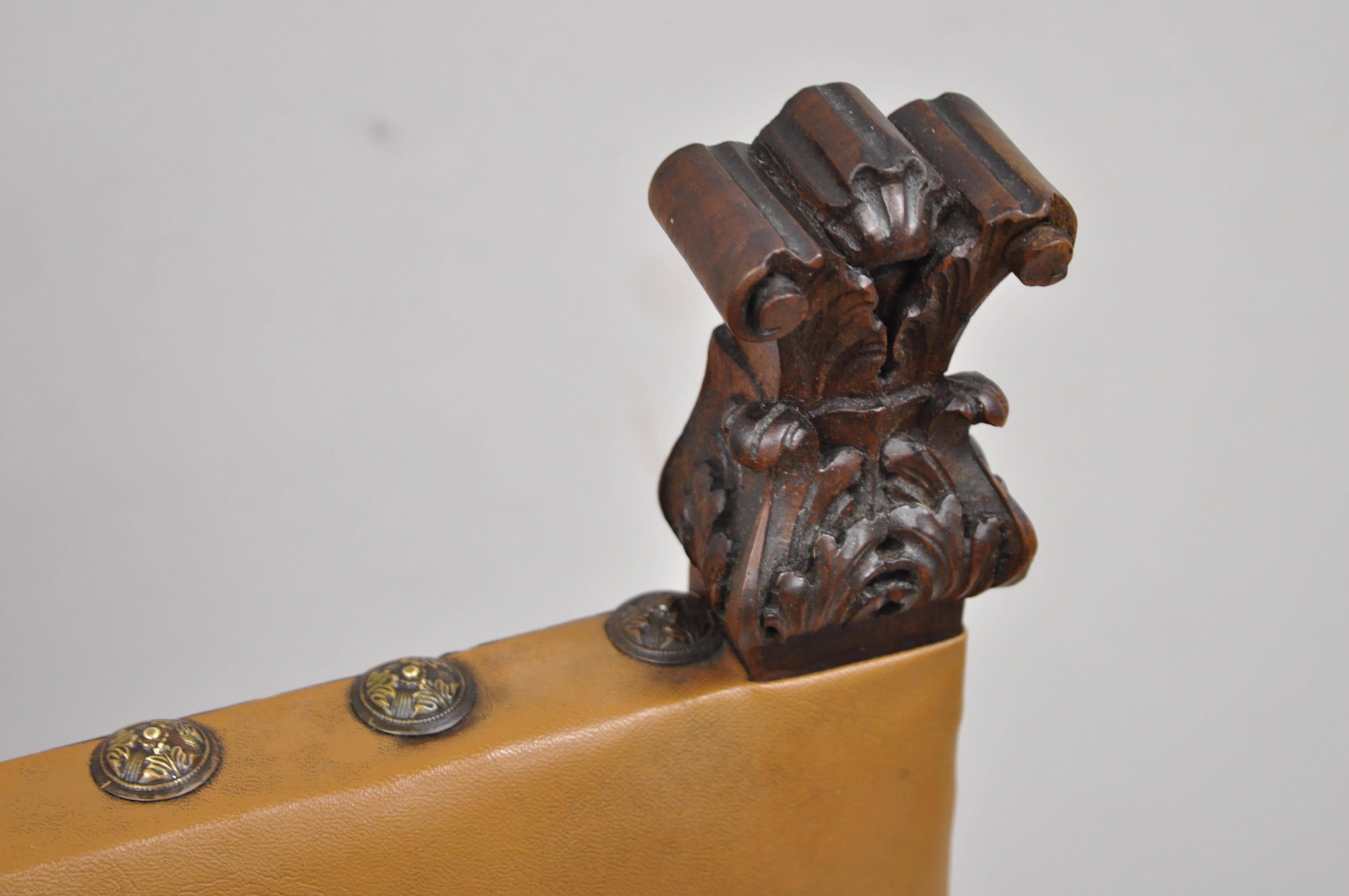 Paire d'anciennes chaises à haut dossier en noyer sculpté de la Renaissance italienne Bon état à Philadelphia, PA