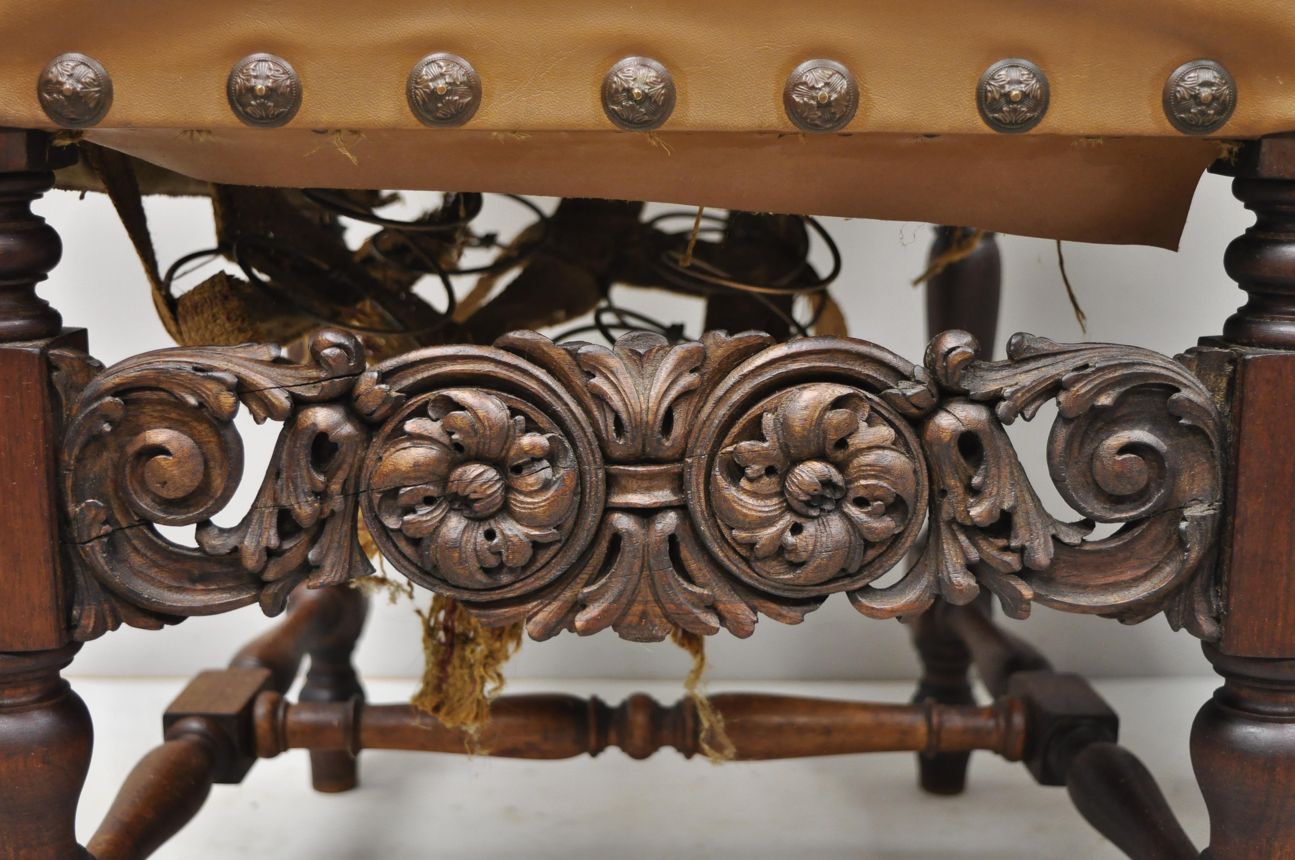 Paire d'anciennes chaises à haut dossier en noyer sculpté de la Renaissance italienne en vente 1