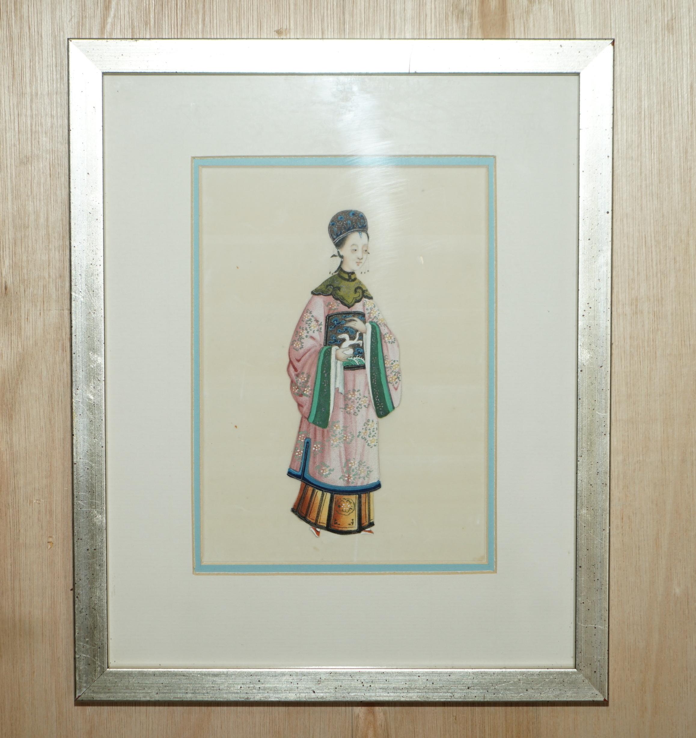 Nous sommes ravis d'offrir à la vente cette paire de peintures anciennes à la gouache peintes à la main en Chine vers 1880, représentant une Geisha et un Seigneur.

Très beaux et magnifiquement peints, ils ont été fabriqués pour le marché de