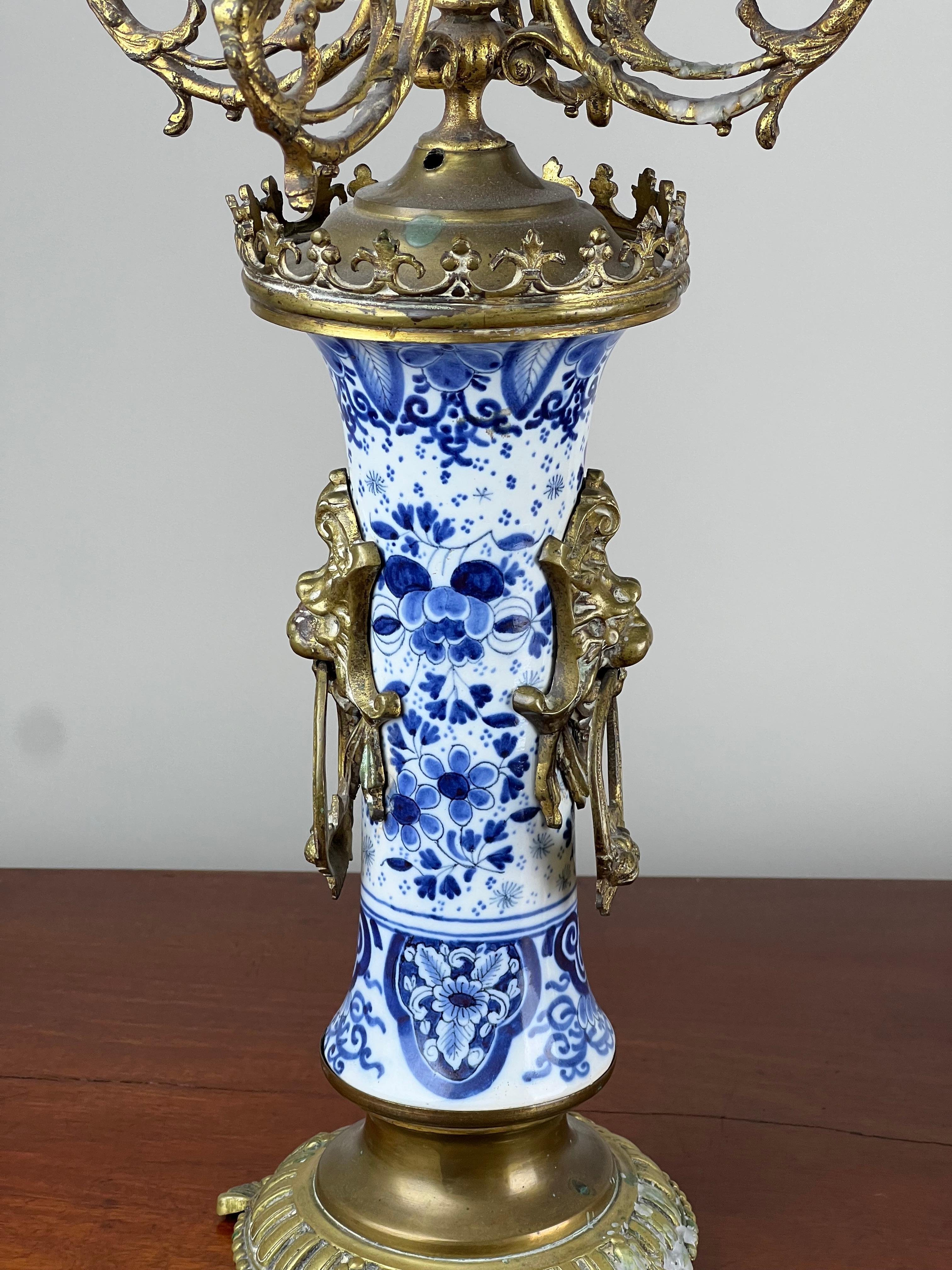 Coppia di antichi candelabri a cinque luci del XIX secolo Boch Dutch Delft, blu e bianchi in vendita 9
