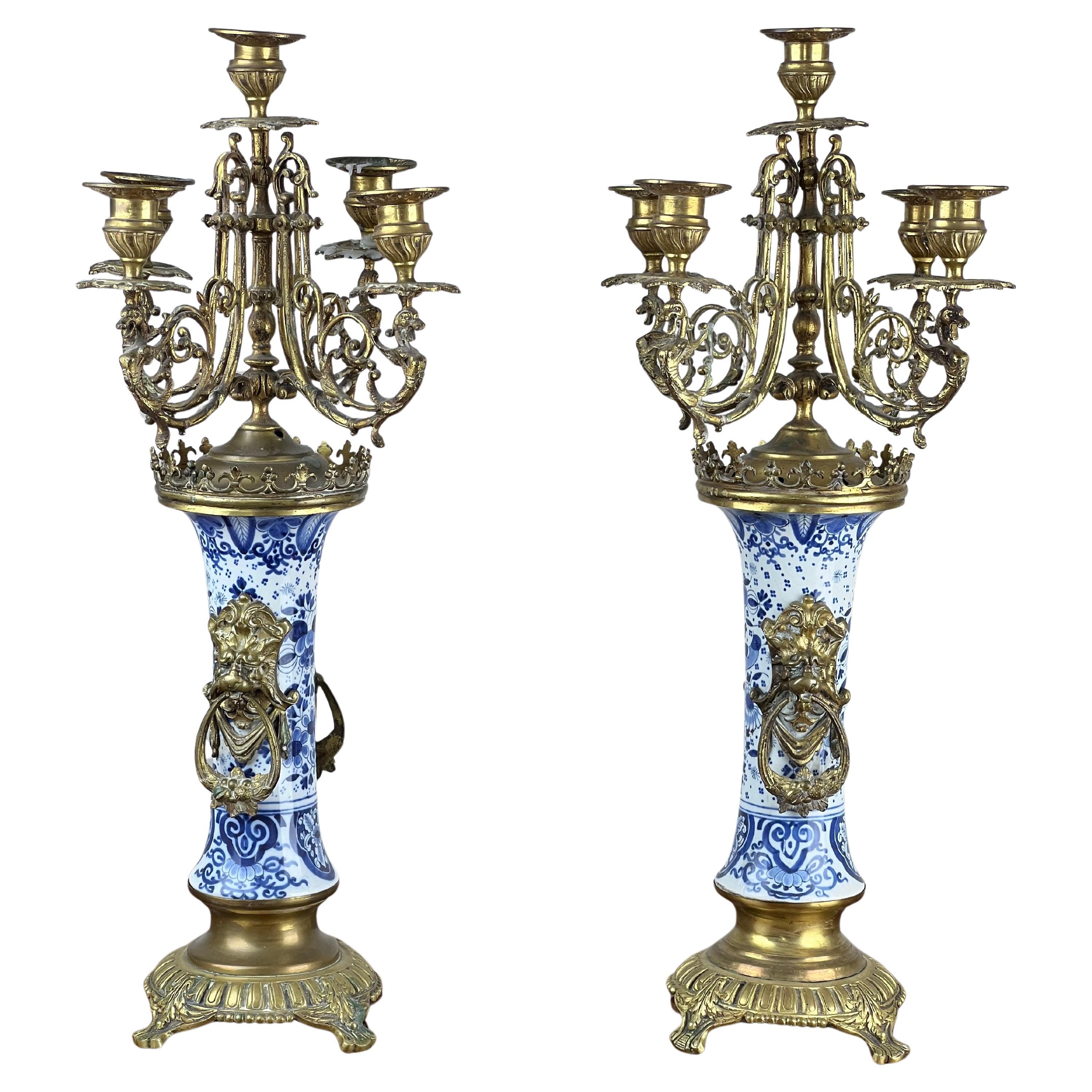 Coppia di antichi candelabri a cinque luci del XIX secolo Boch Dutch Delft, blu e bianchi in vendita