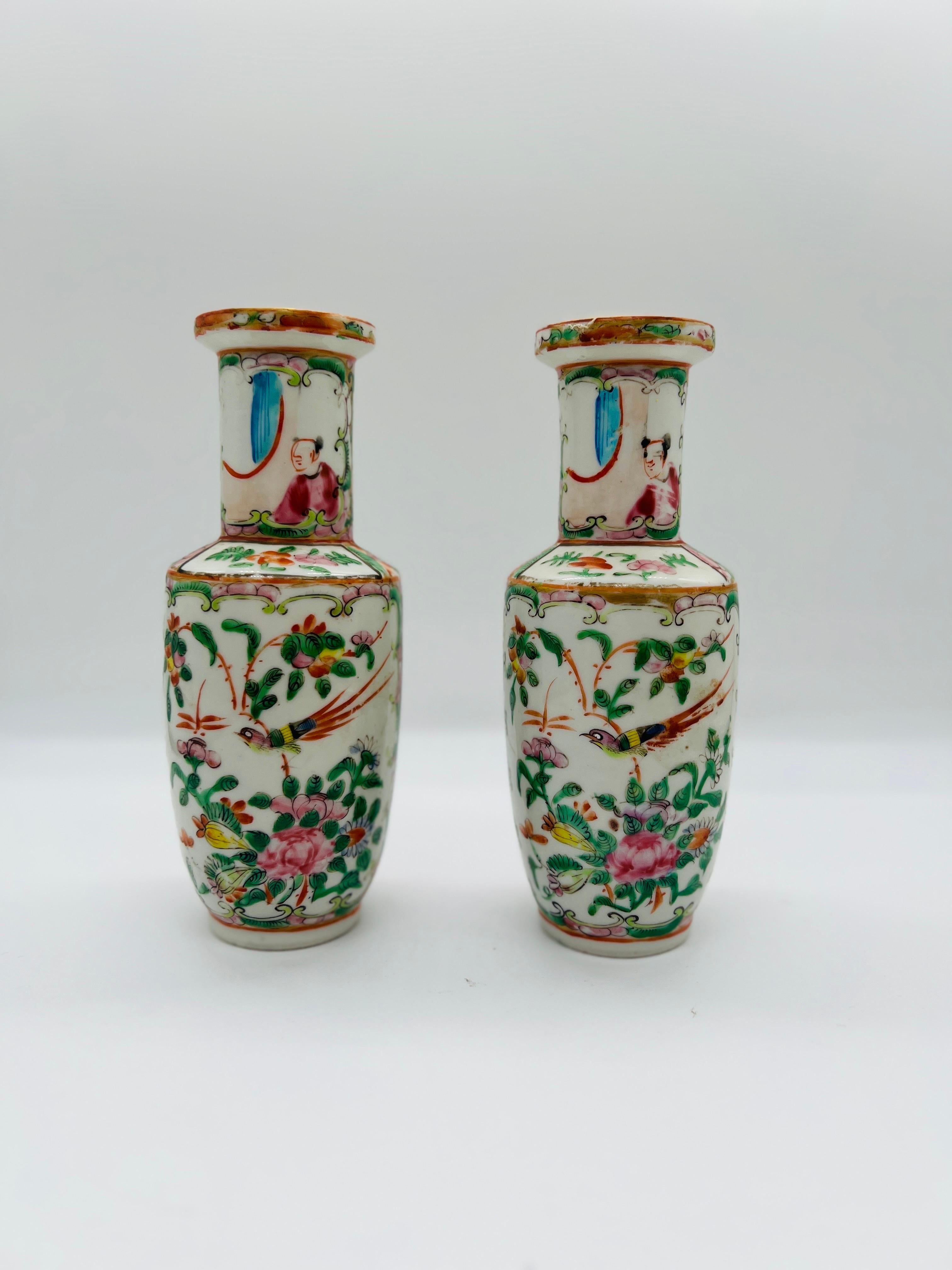 XIXe siècle Paire de vases anciens à médaillon Famille Rose de Chine du 19ème siècle en vente
