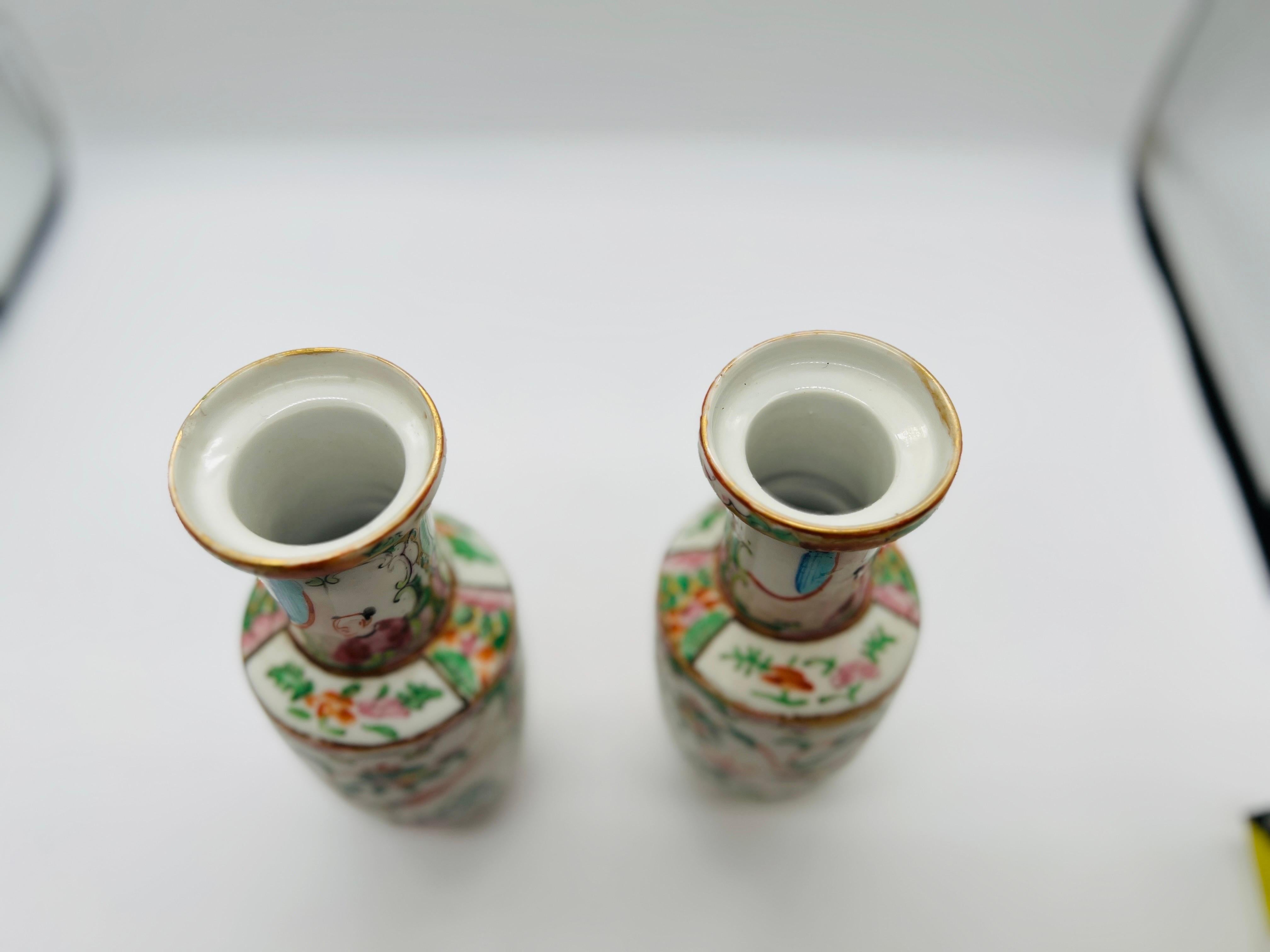 Émail Paire de vases anciens à médaillon Famille Rose de Chine du 19ème siècle en vente