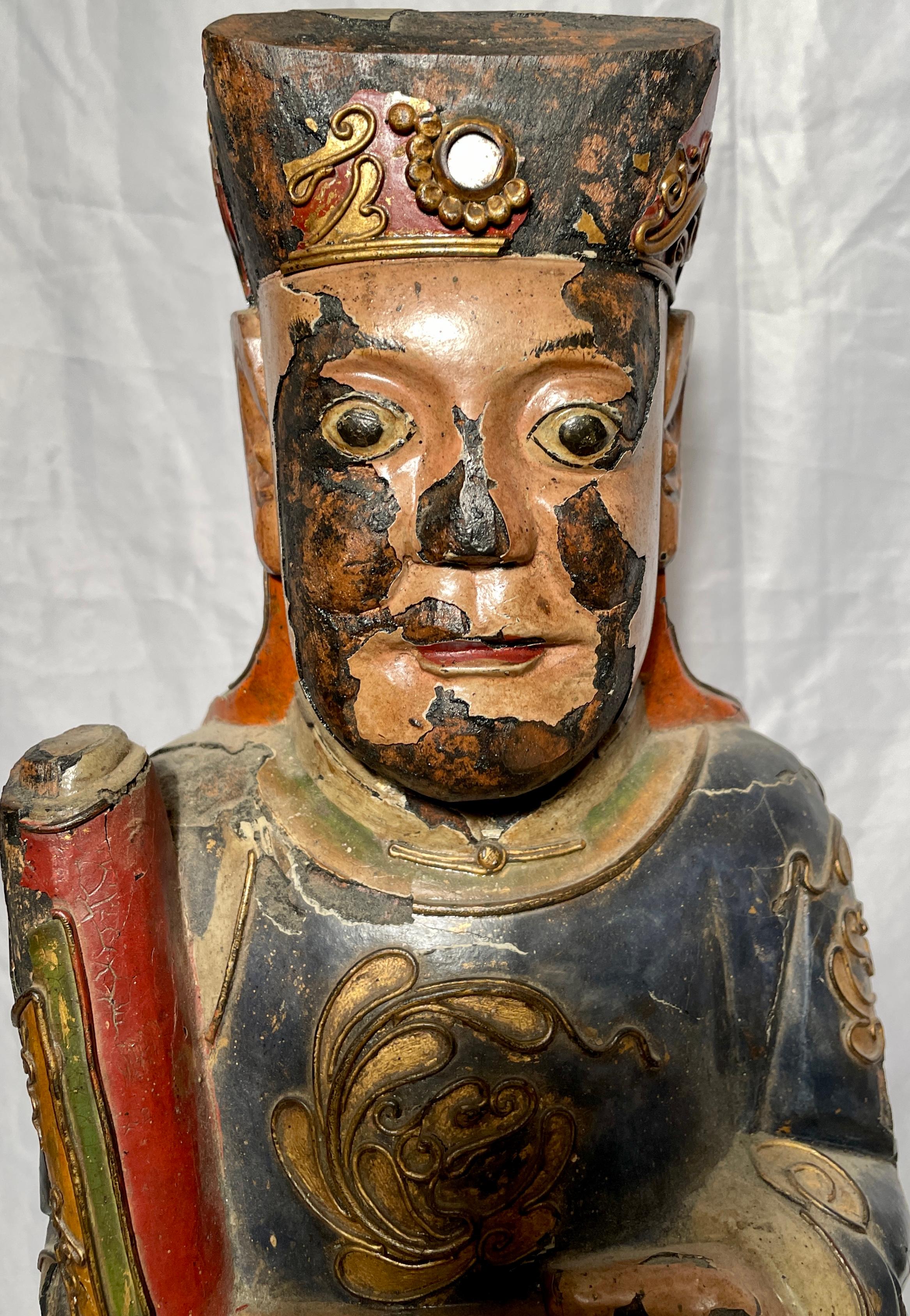 Cinese Coppia di antiche figure in legno intagliato e lacca cinese del XIX secolo in vendita