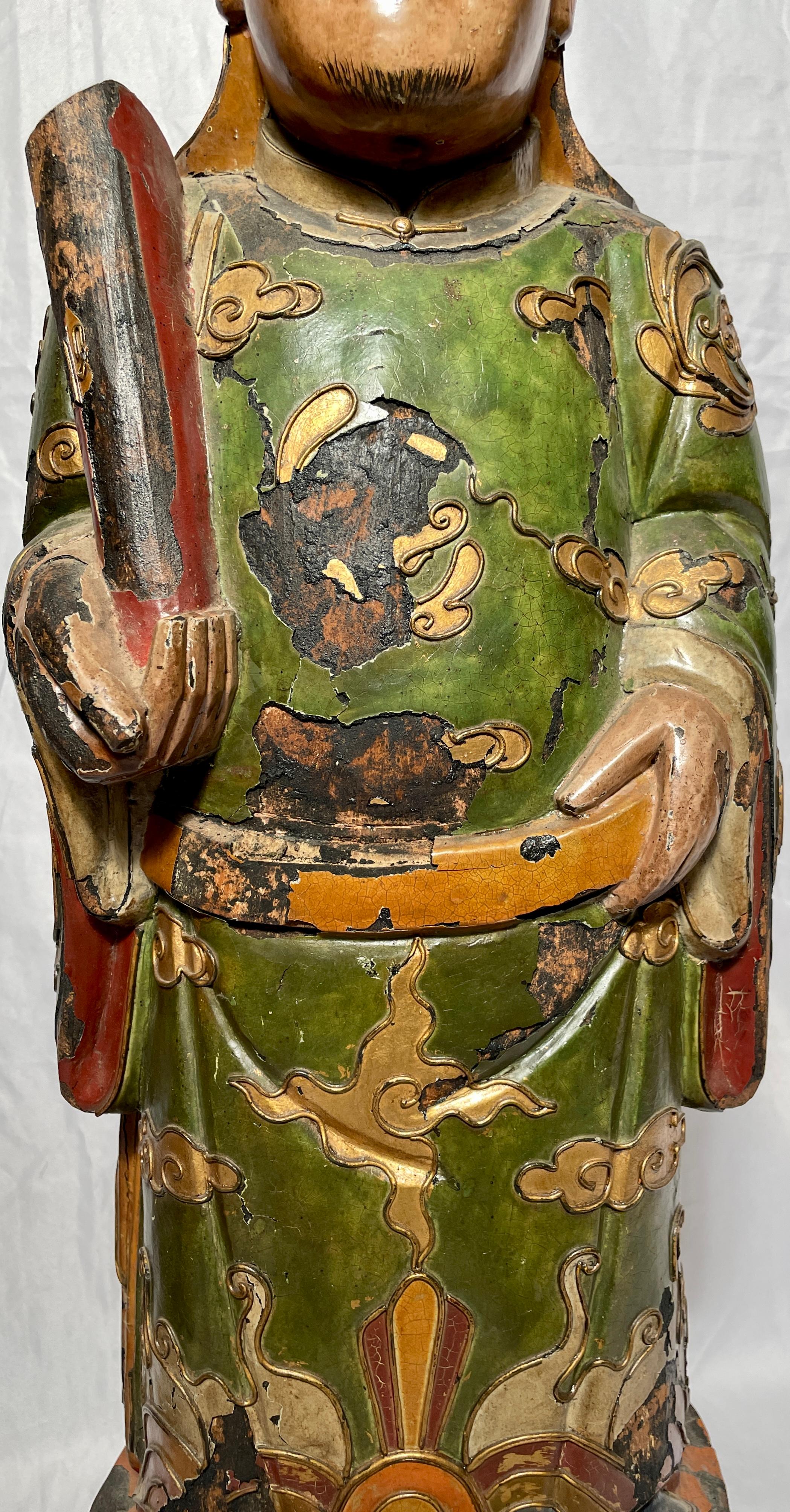 Coppia di antiche figure in legno intagliato e lacca cinese del XIX secolo in vendita 3